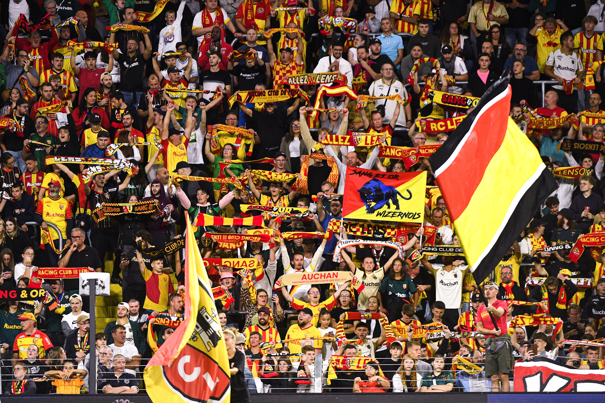 Les supporters du RC Lens au Parc des Princes.