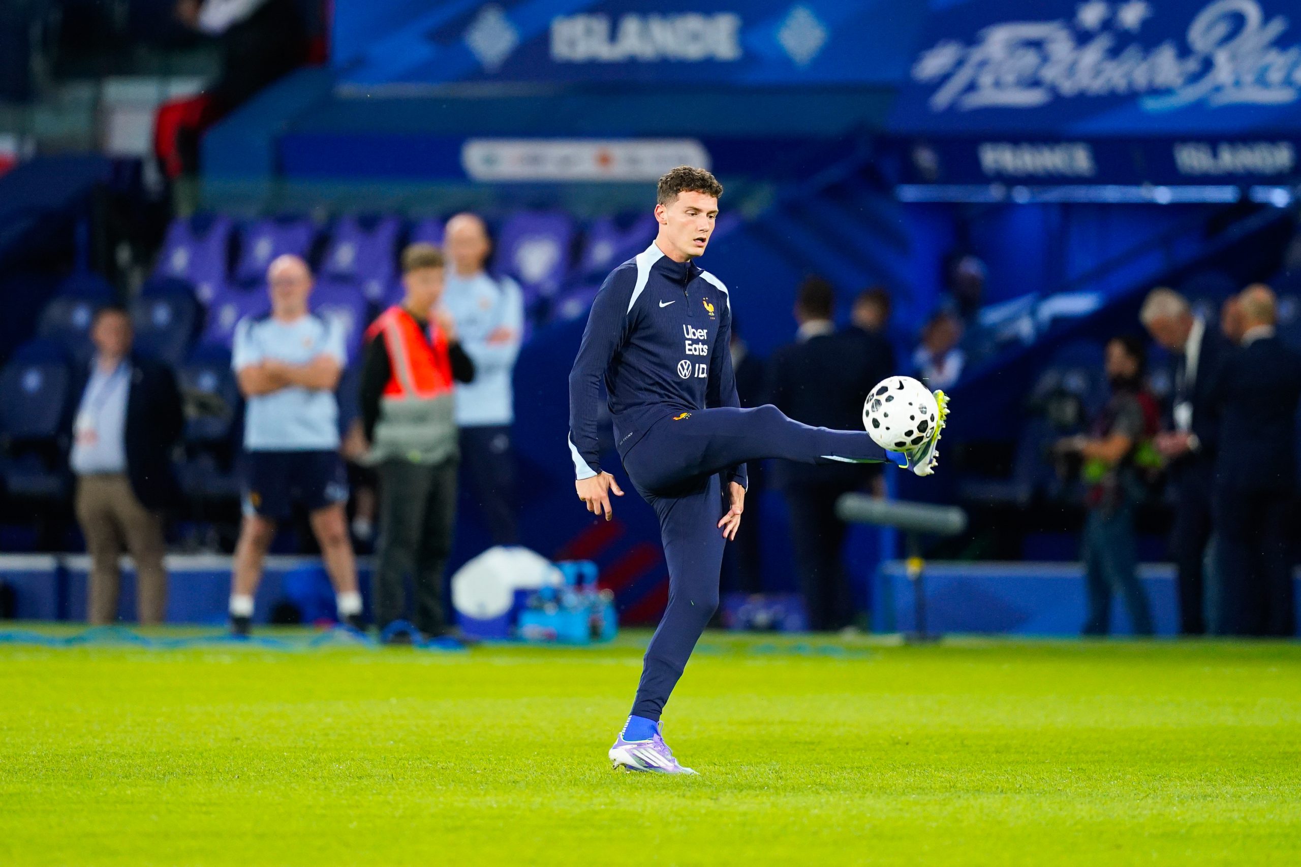 Benjamin Pavard à l'échauffement lors de France-Islande.