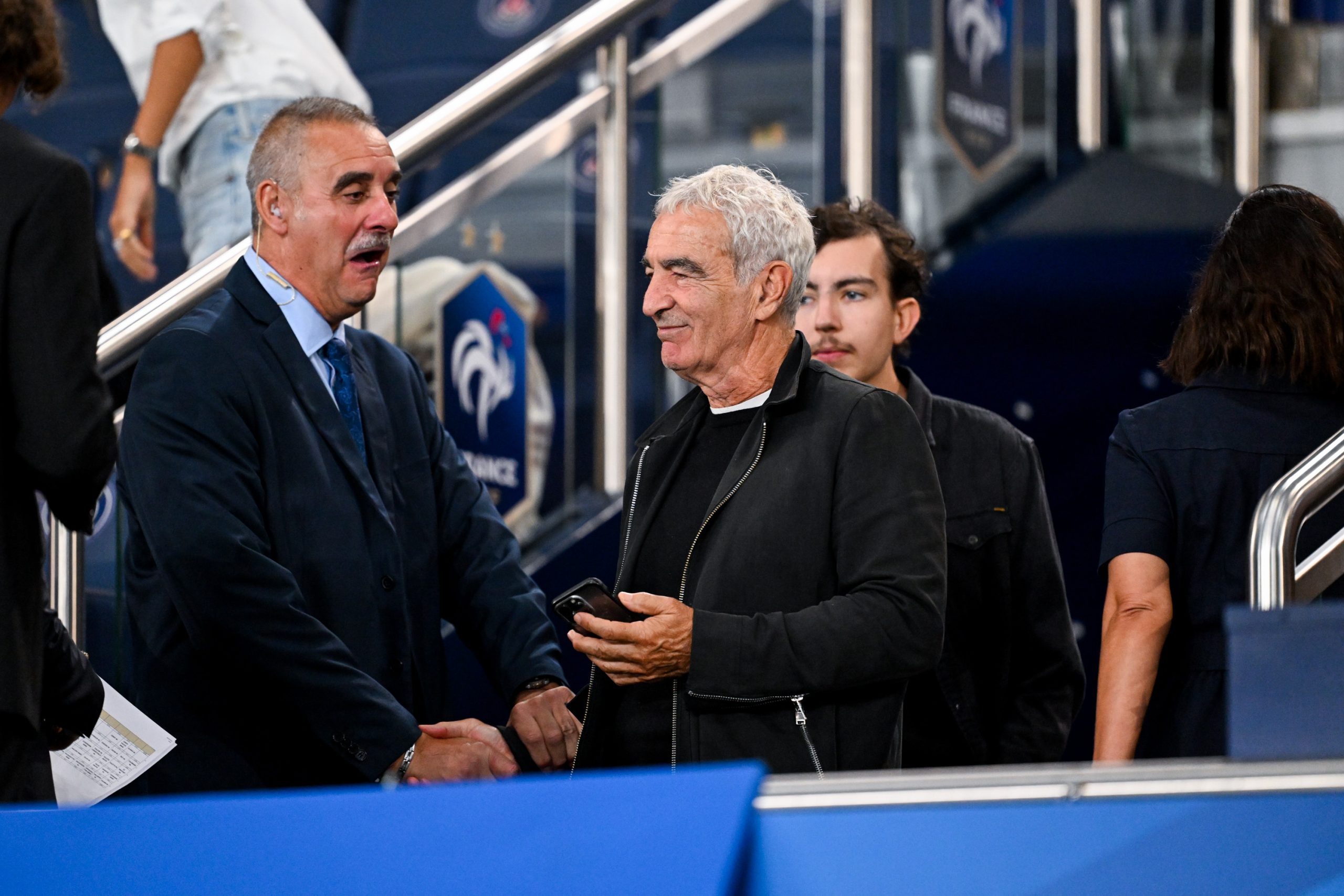 Raymond Domenech dans les tribunes du Parc des Princes avant un match des Bleus.
