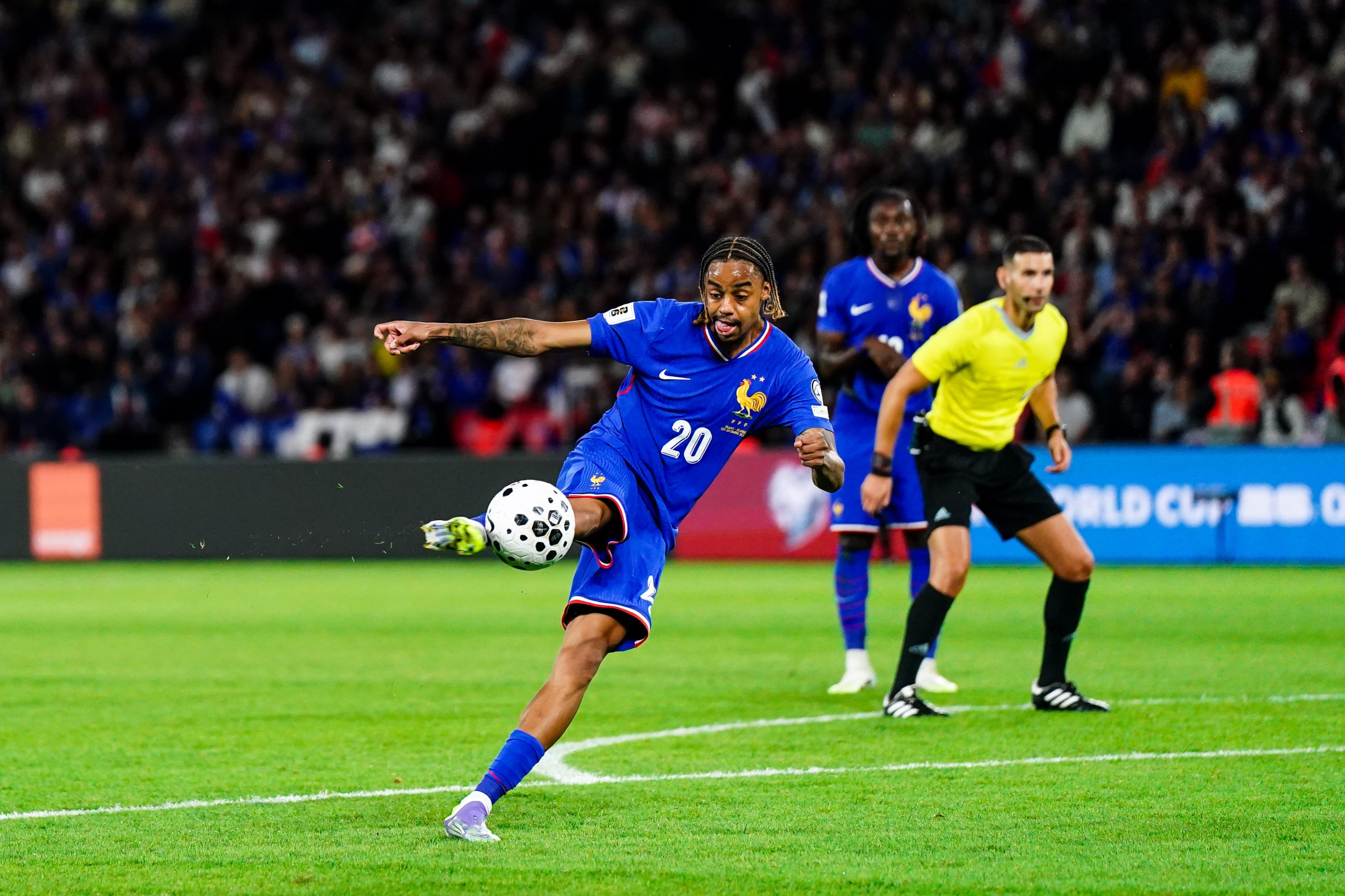 Bradley Barcola tentant une reprise de volée lors de France-Islande (2-1).