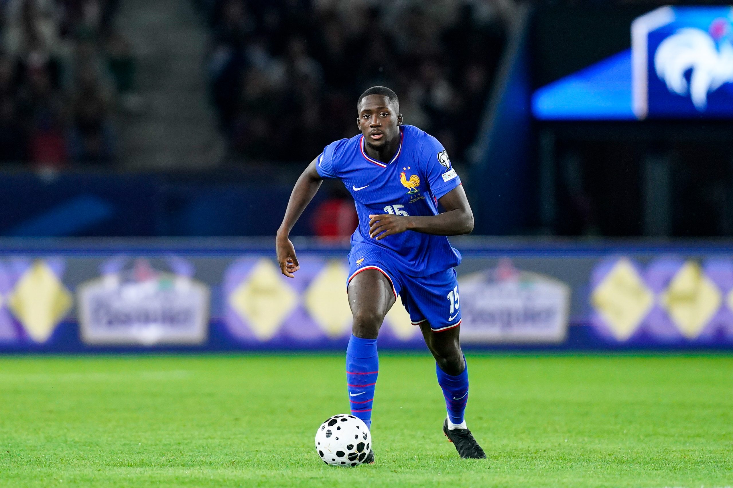 Ibrahima Konaté en action lors du match entre l'équipe de France et l'Islande.