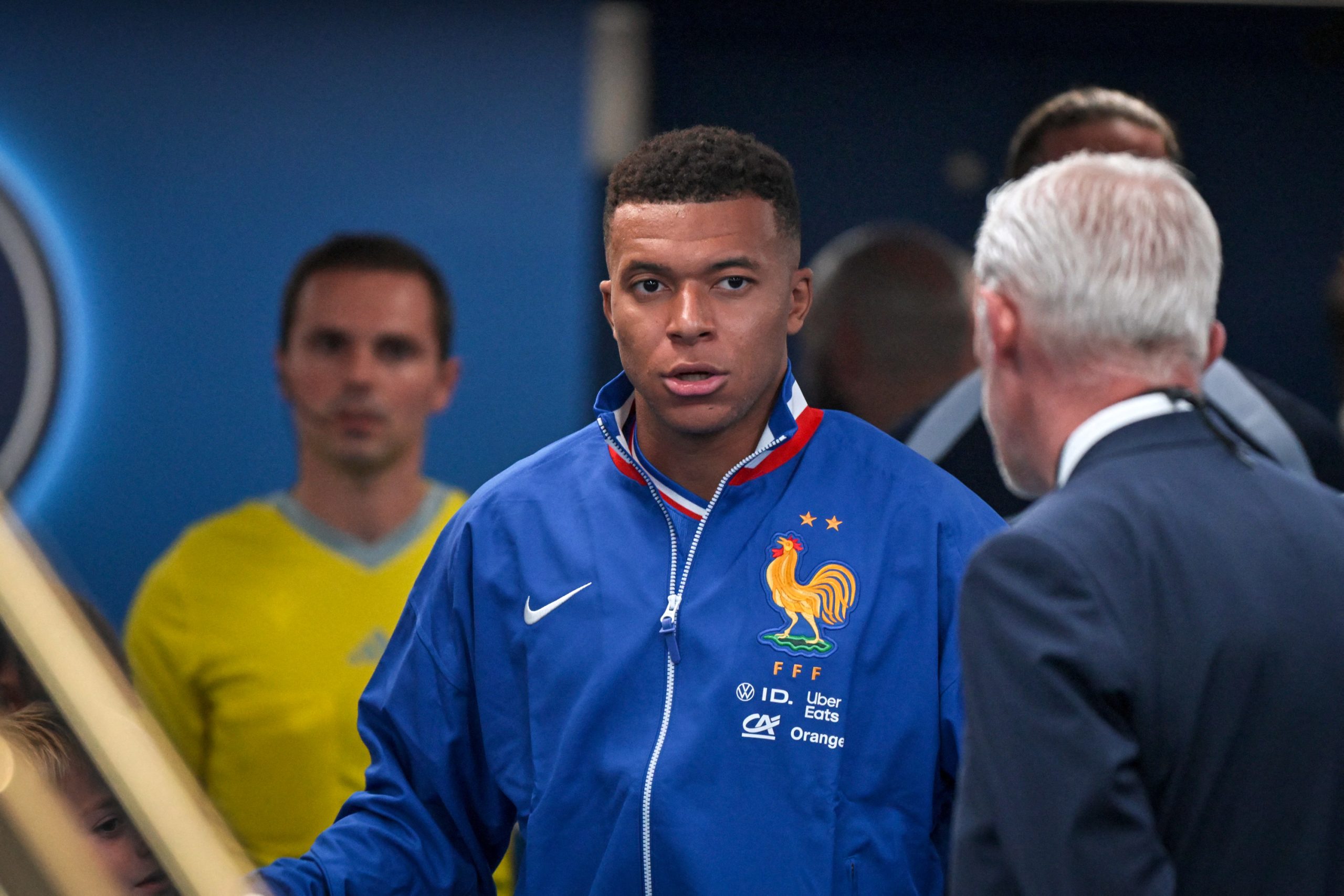 Kylian Mbappé avant d'entrer sur la pelouse pour France-Islande.