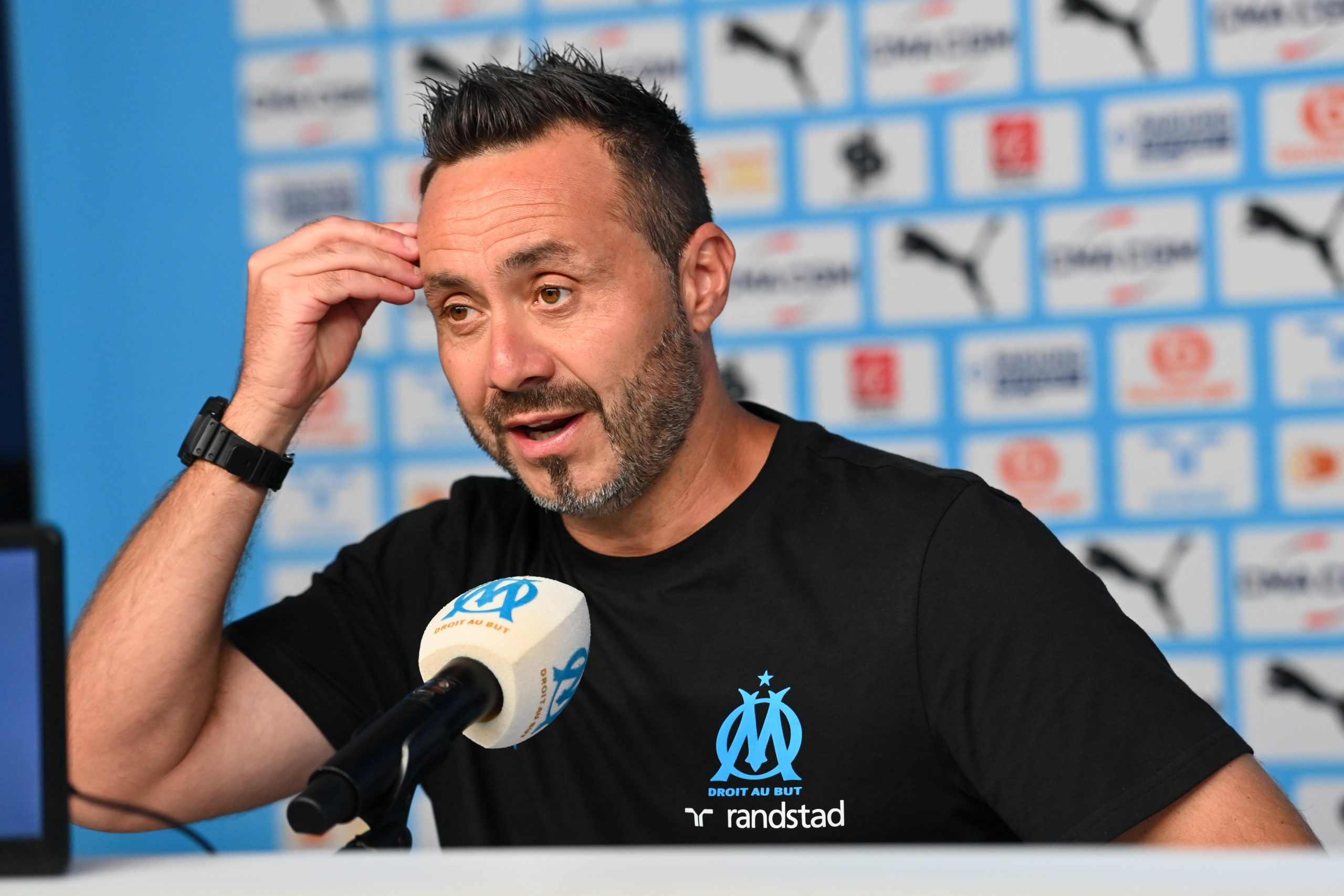 L'entraîneur de l'OM, Roberto De Zerbi, lors d'une conférence de presse.