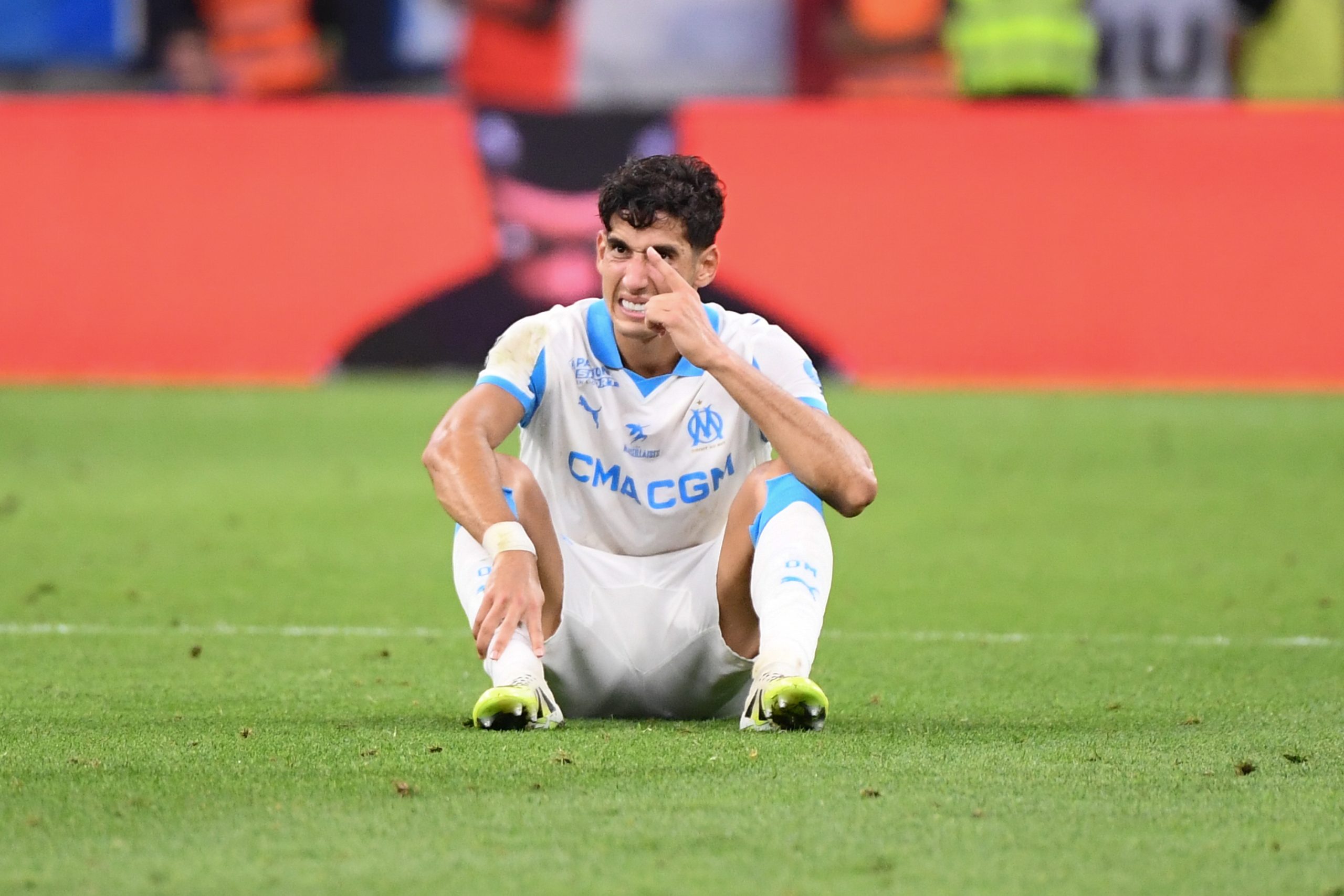 Nayef Aguerd demandant l'entrée des soigneurs lors du match OM-Lorient.