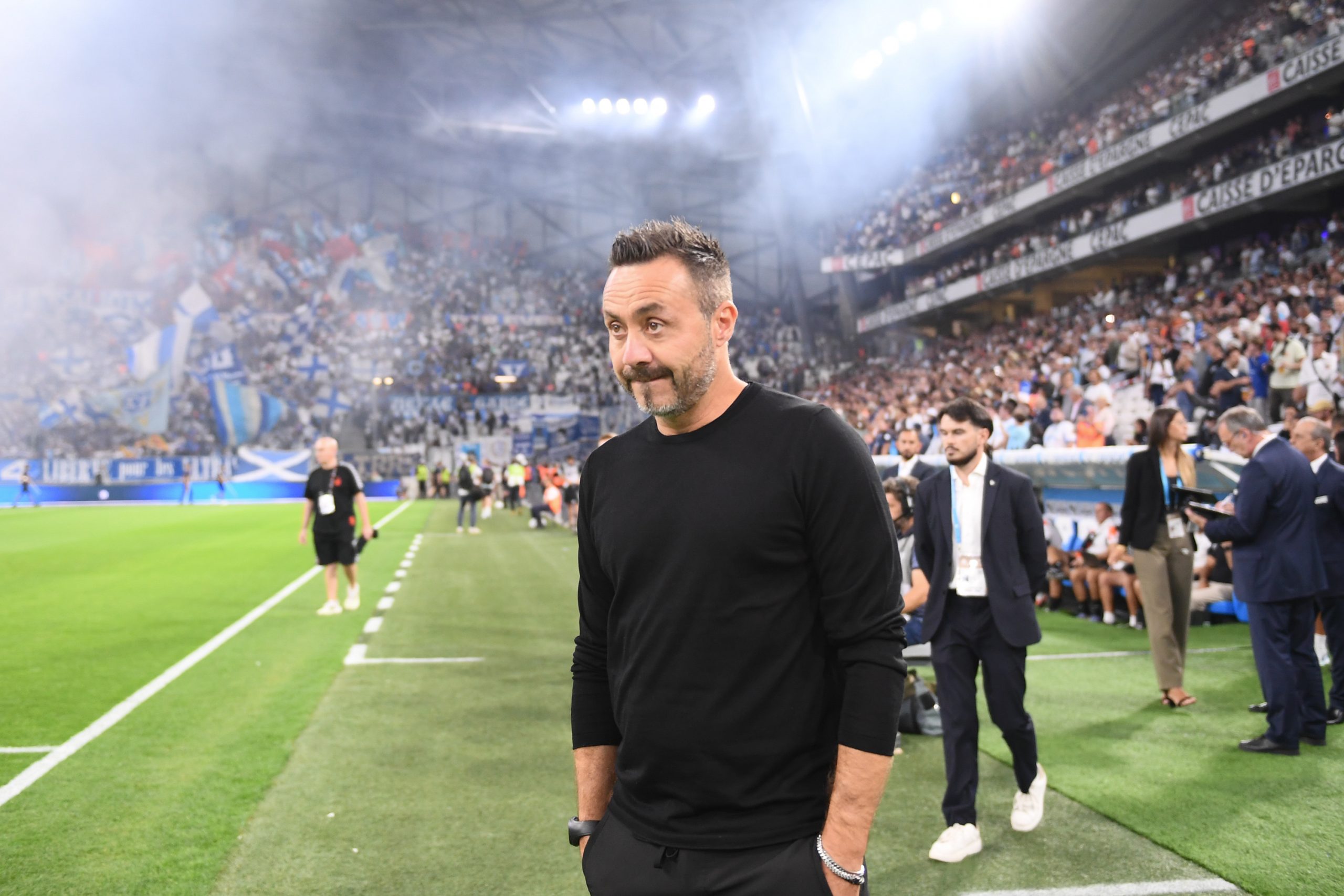 Roberto De Zerbi en bord de terrain avant le match contre Lorient.