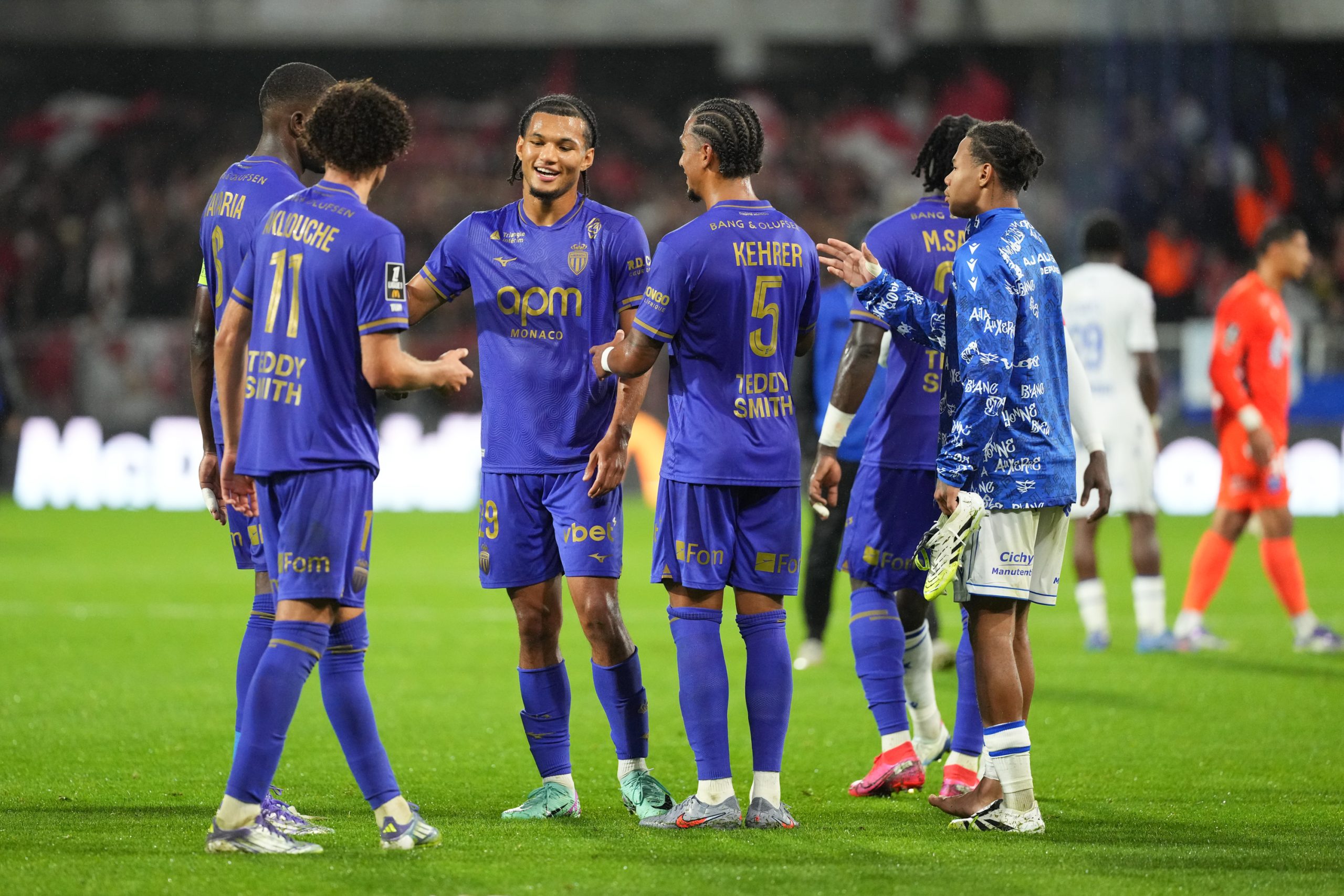 Les joueurs de l'AS Monaco se congratulant après le succès sur l'AJ Auxerre.