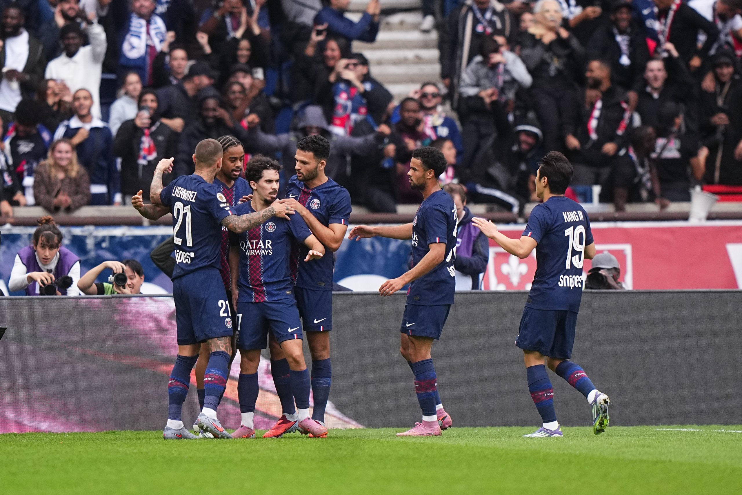 La joie des joueurs du PSG après le premier but contre le RC Lens.