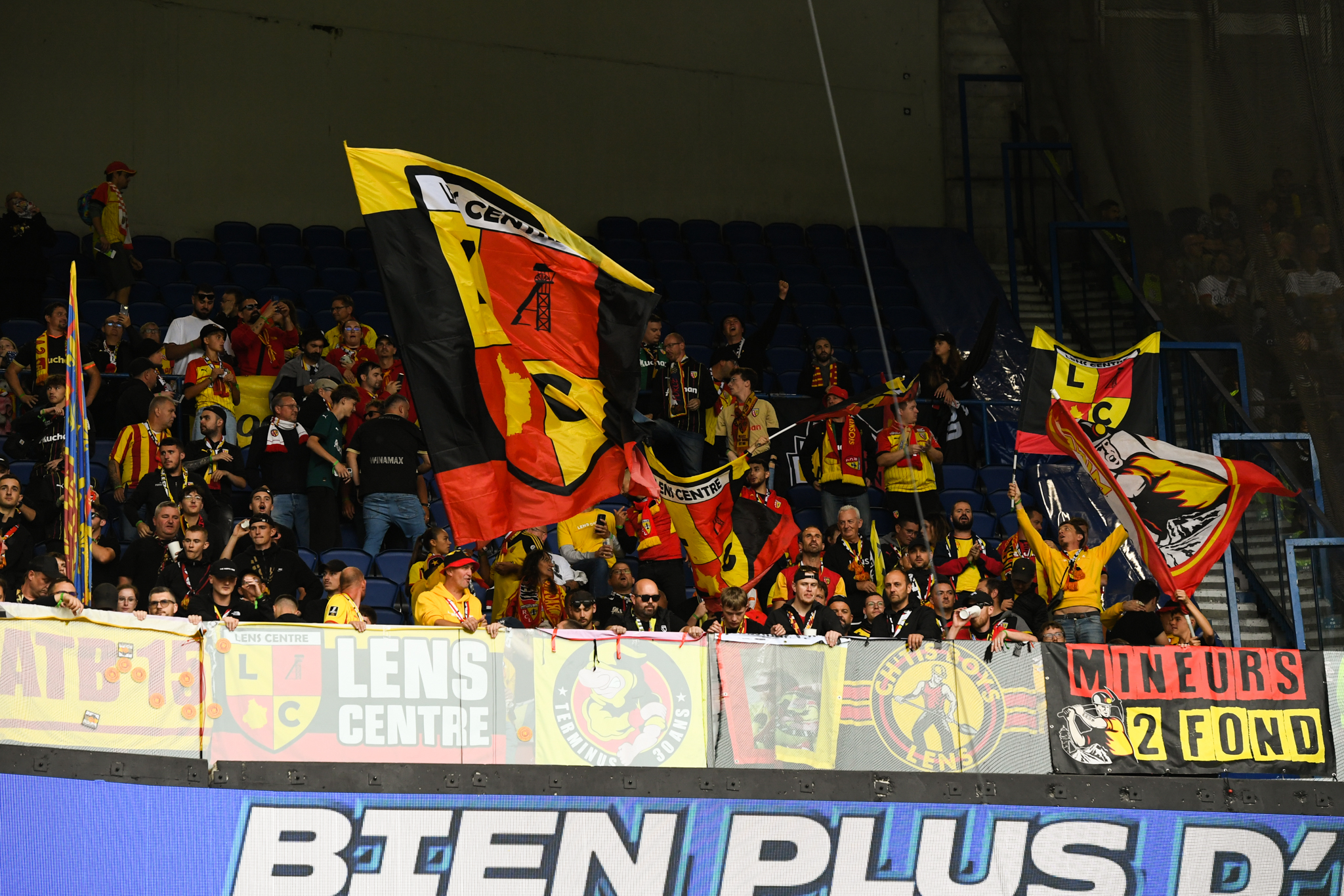 Les supporters du RC Lens présents au Parc des Princes dimanche.