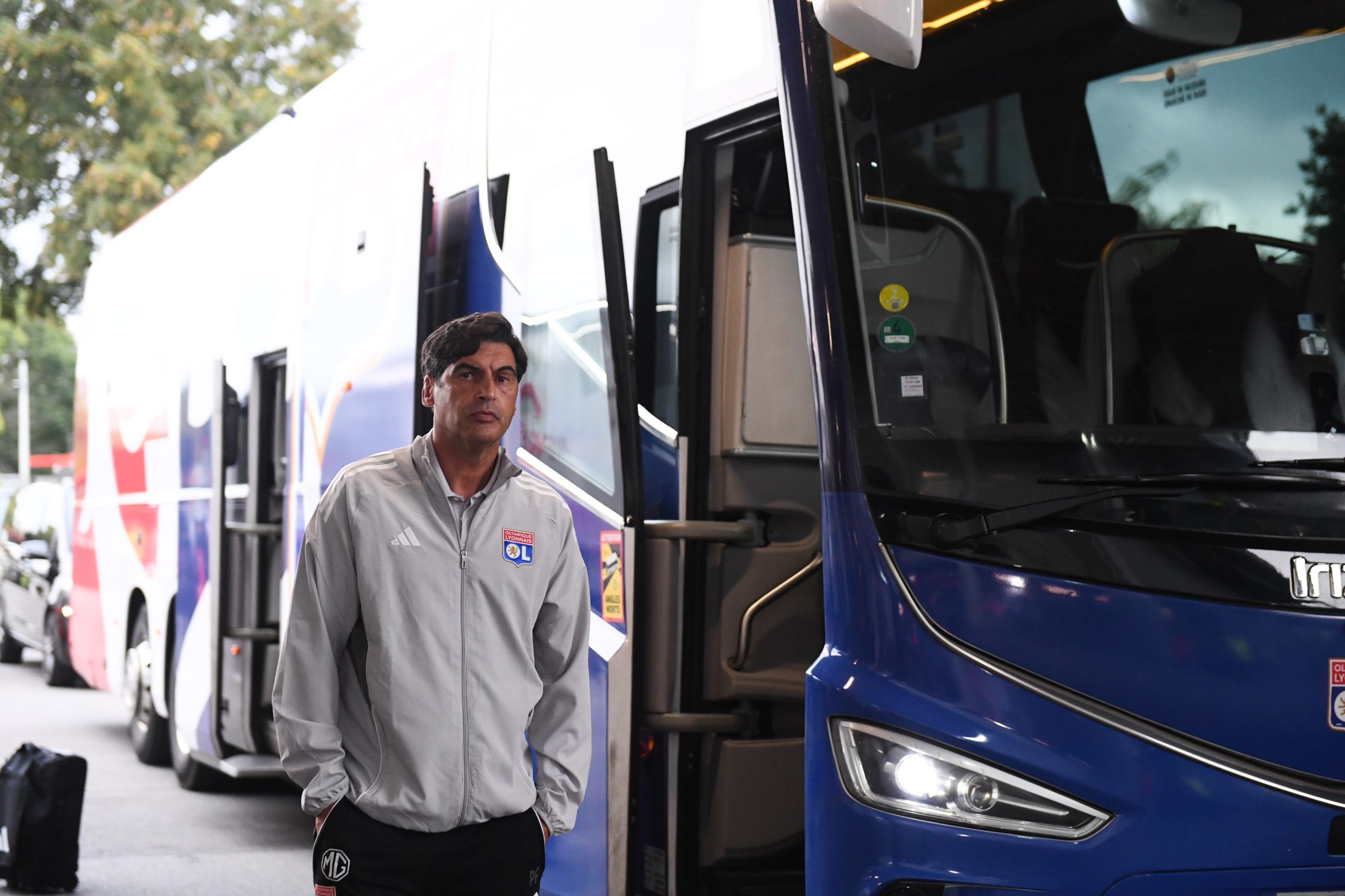 Paulo Fonseca à la descente du bus de l'OL.