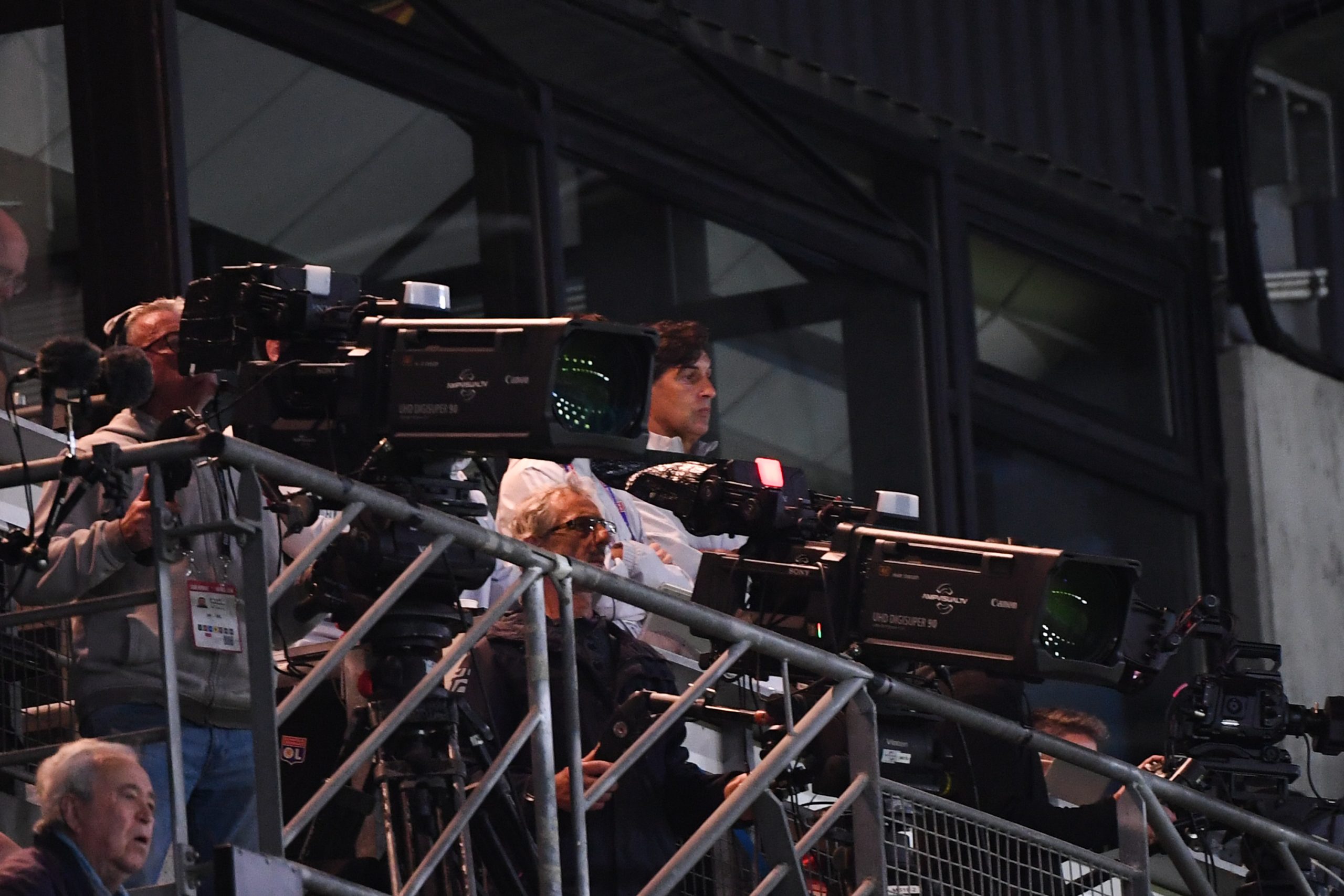 Des caméras filmant le match entre le Stade Rennais et l'OL.
