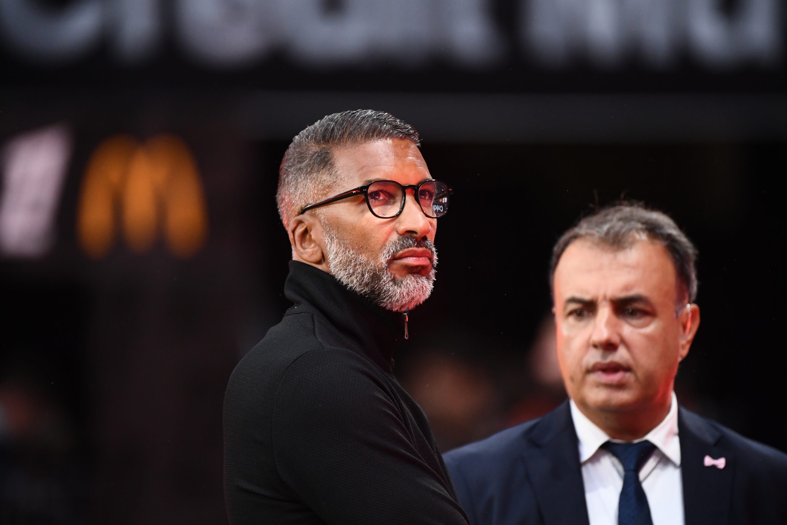 Habib Beye en discussion avant le choc entre le Stade Rennais et l'OL.