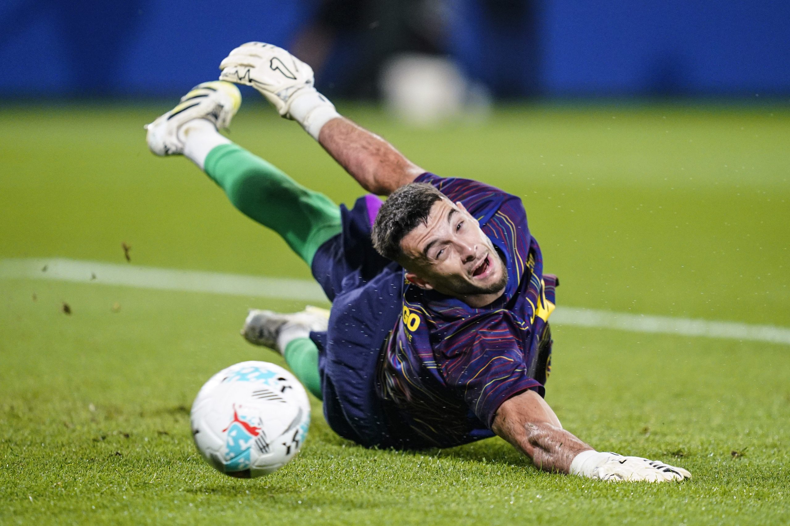 Joan Garcia lors d'un échauffement avec le FC Barcelone.