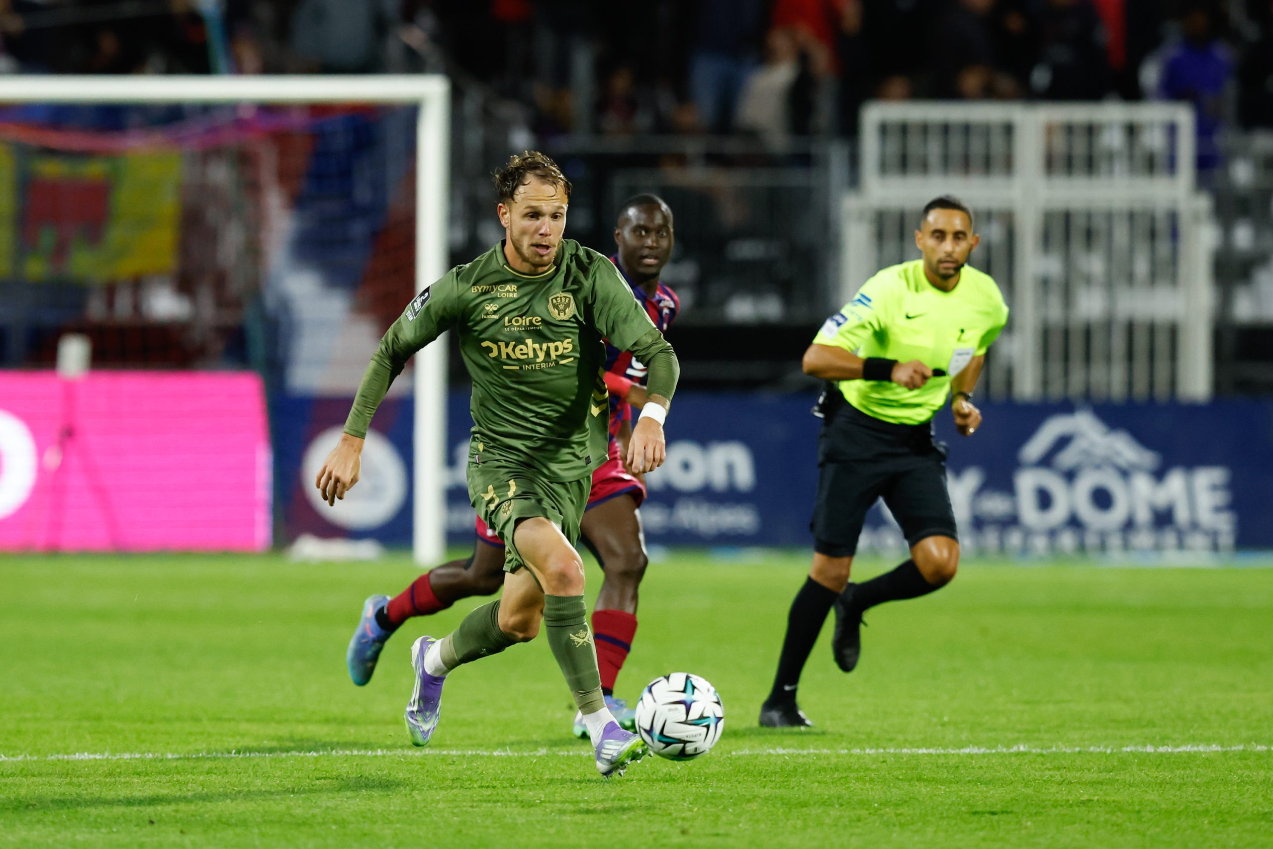 L'attaquant de l'ASSE Irvin Cardona en action à Clermont.