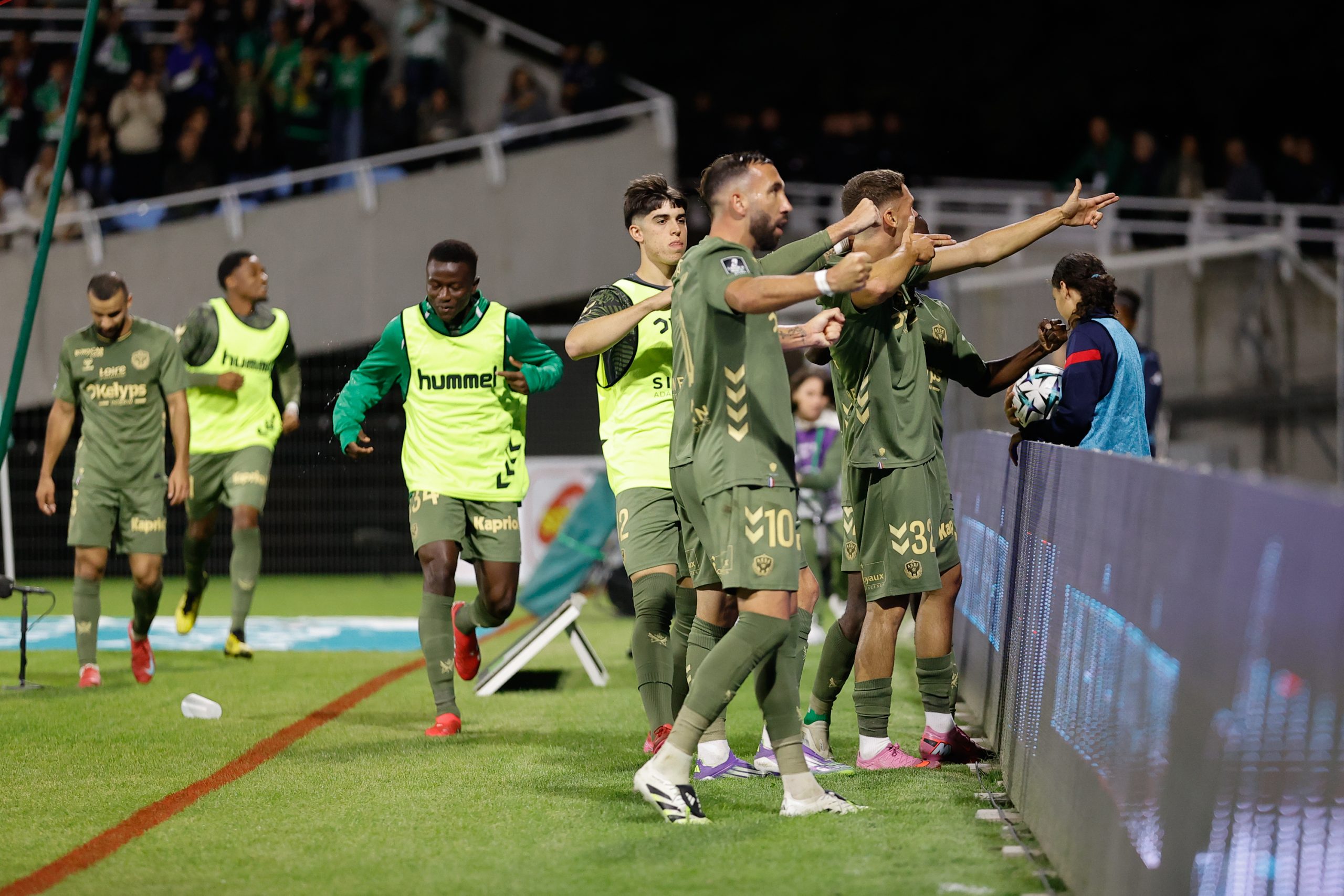 Stojkovic au milieu de ses partenaires stéphanois lors du match à Clermont.
