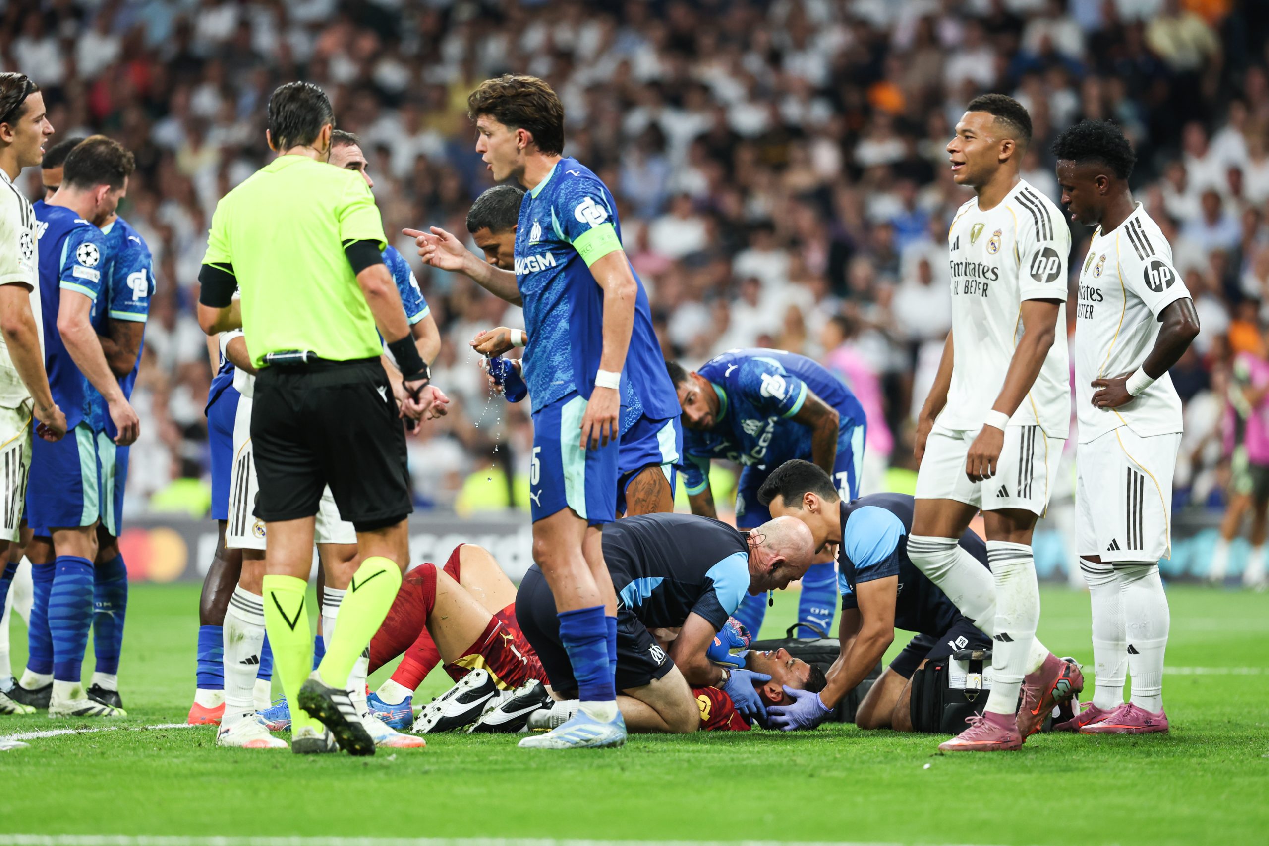Leonardo Balerdi discutant avec l'arbitre du match entre le Real Madrid et l'OM.