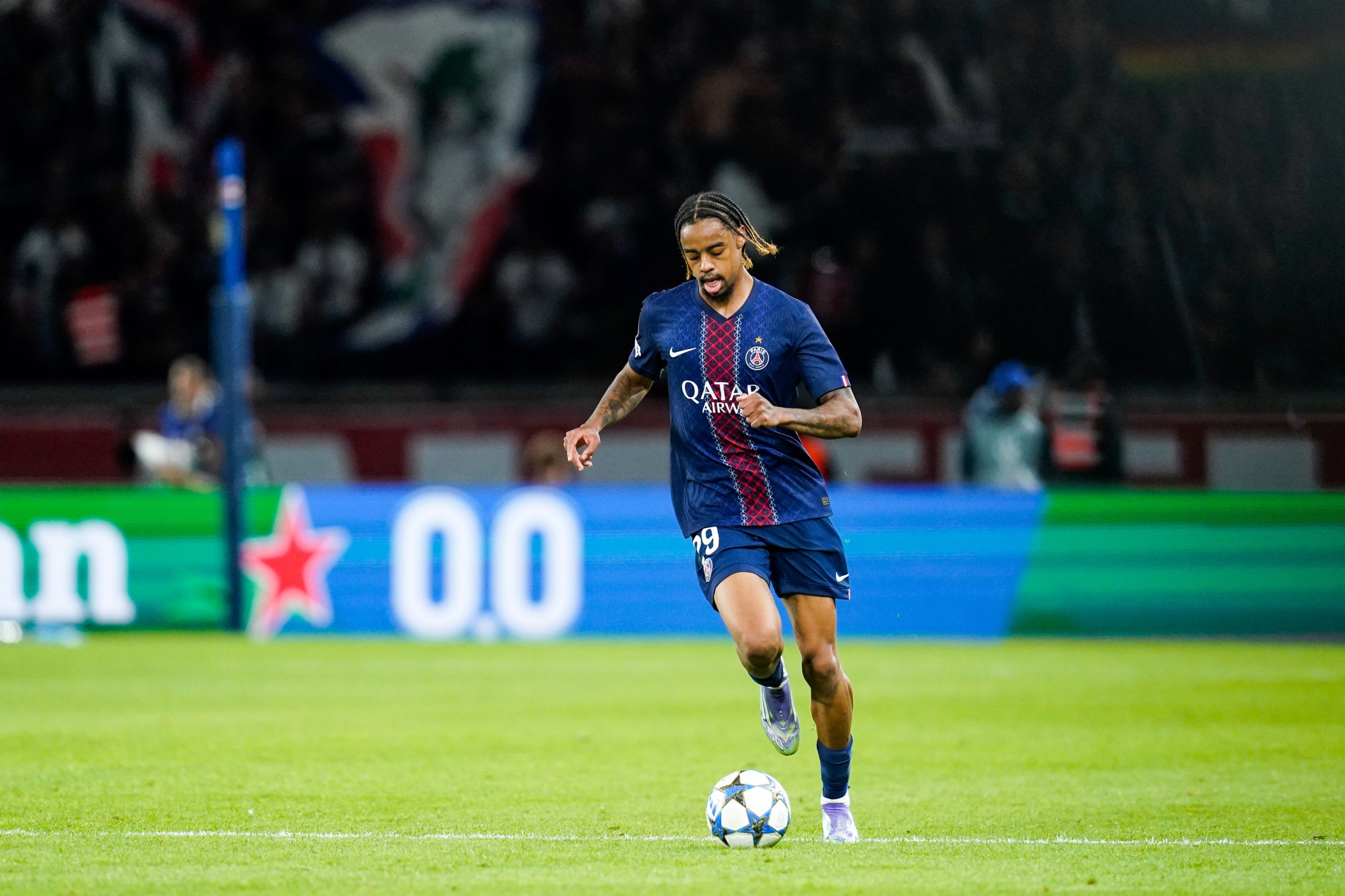 Bradley Barcola en action balle au pied lors du match entre le PSG et l'Atalanta.