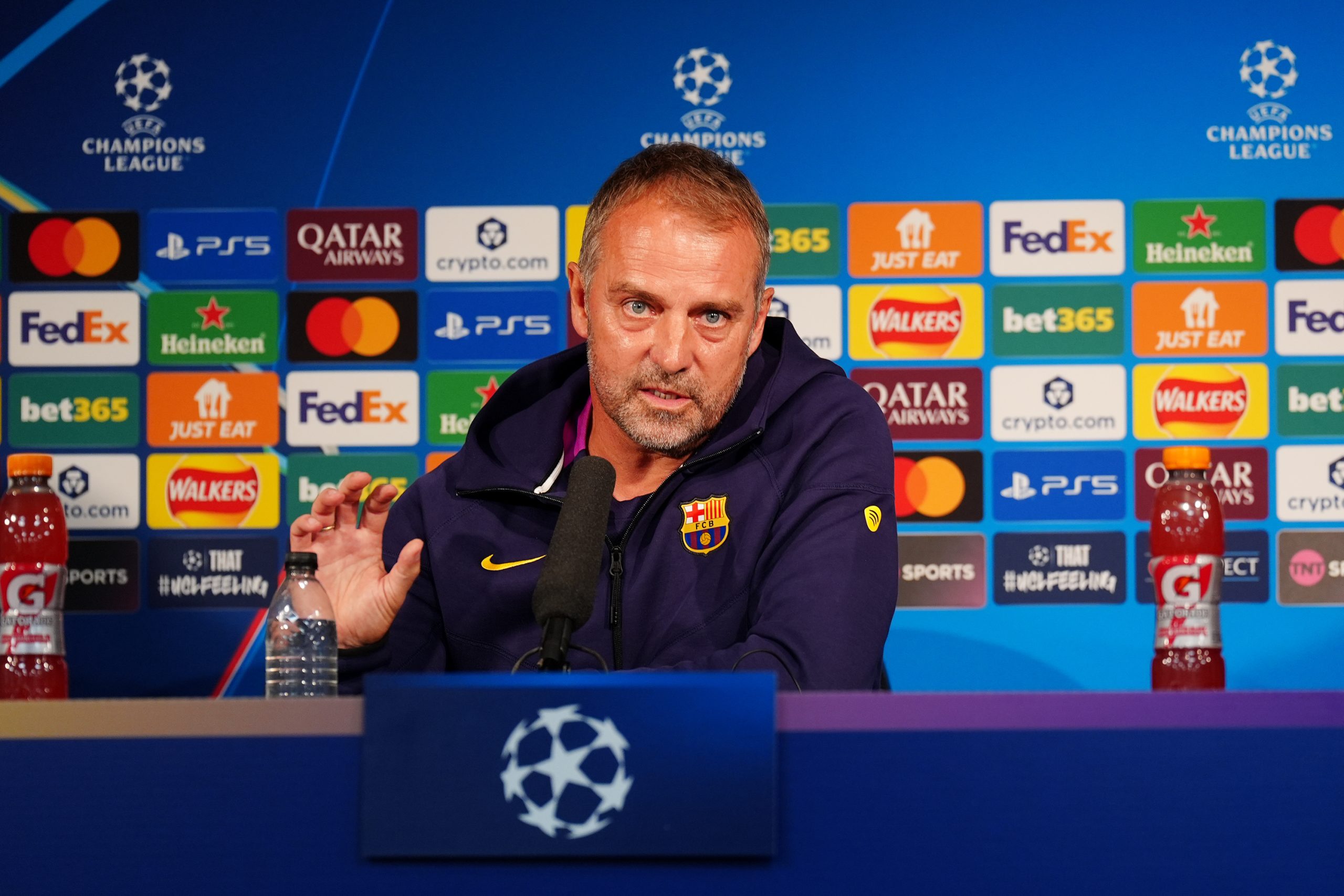 Hansi Flick lors de la conférence de presse avant le match du FC Barcelone à Newcastle.