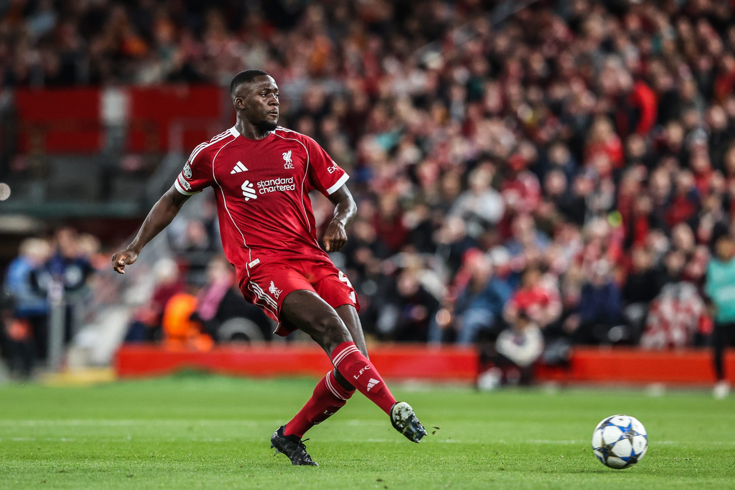 Ibrahima Konaté relançant lors d'un match de Liverpool à Anfield.
