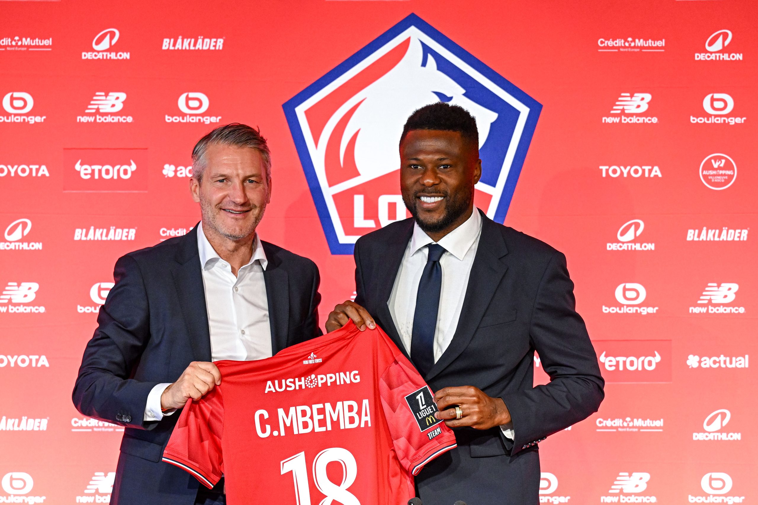 Le président du LOSC, Olivier Létang, posant avec Chancel Mbemba.