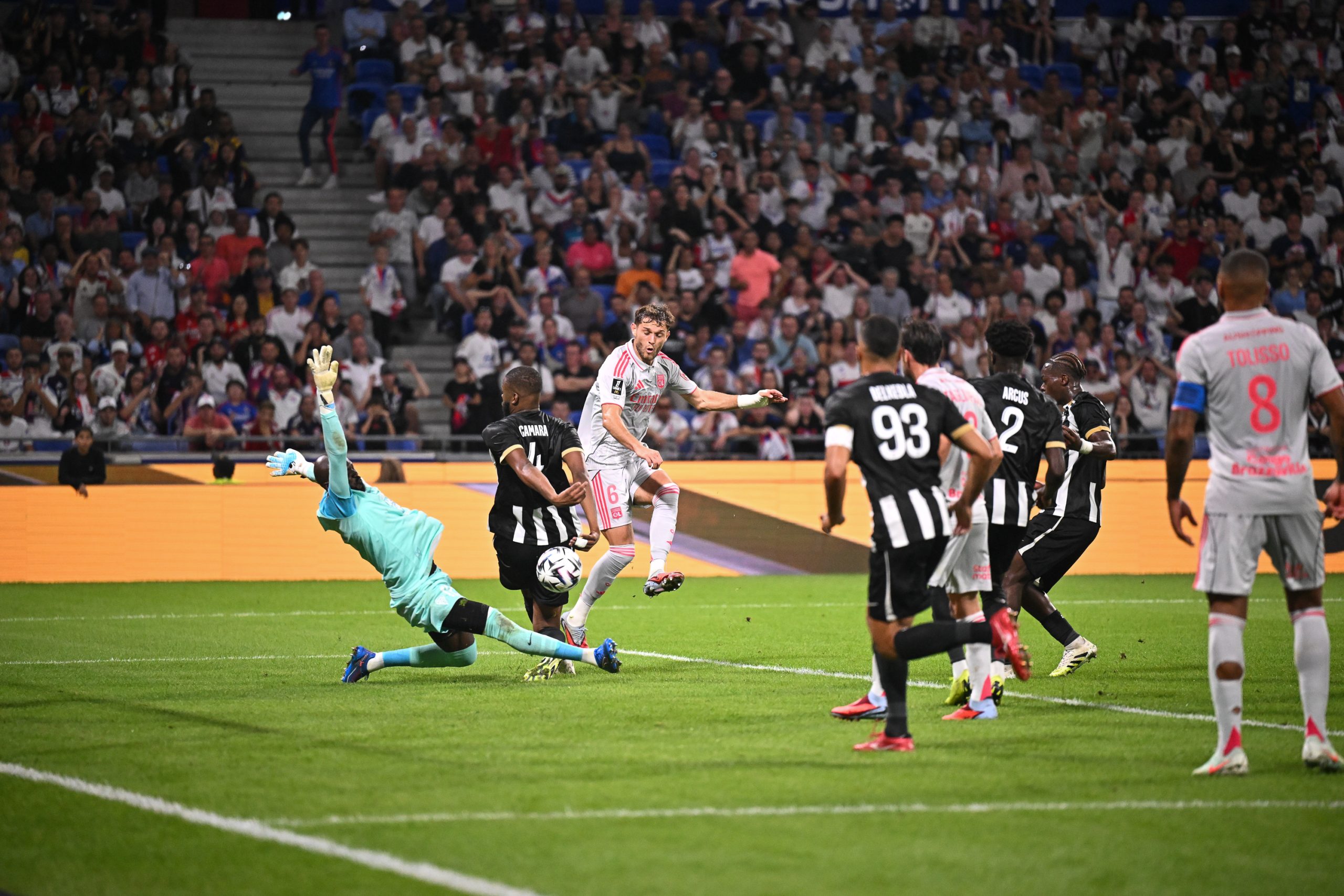 L'OL bat difficilement le SCO Angers et reprend la 2ème place, les notes des Gones