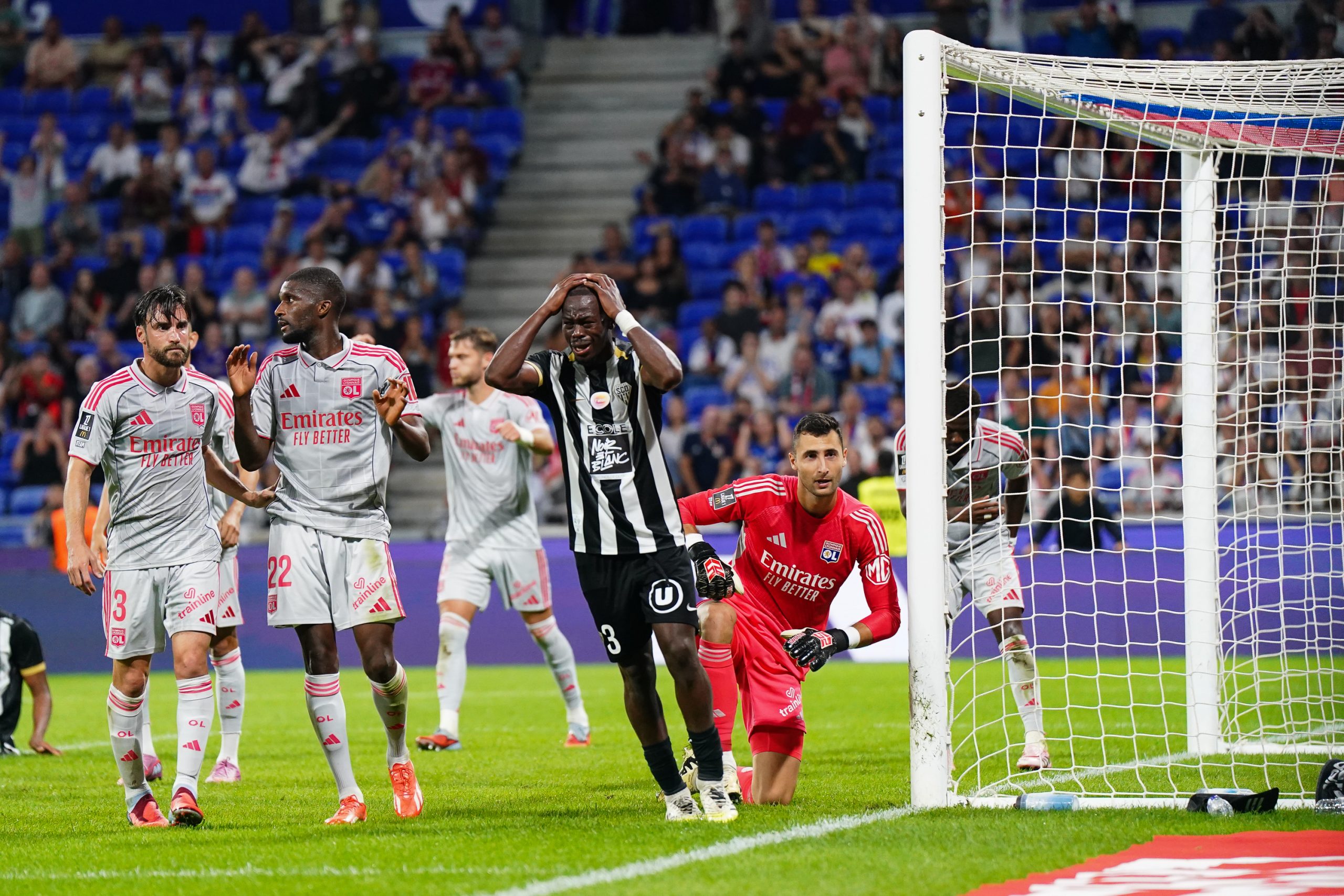 Dominik Greif après l'un de ses deux arrêts décisifs lors des arrêts de jeu d'OL-Angers.