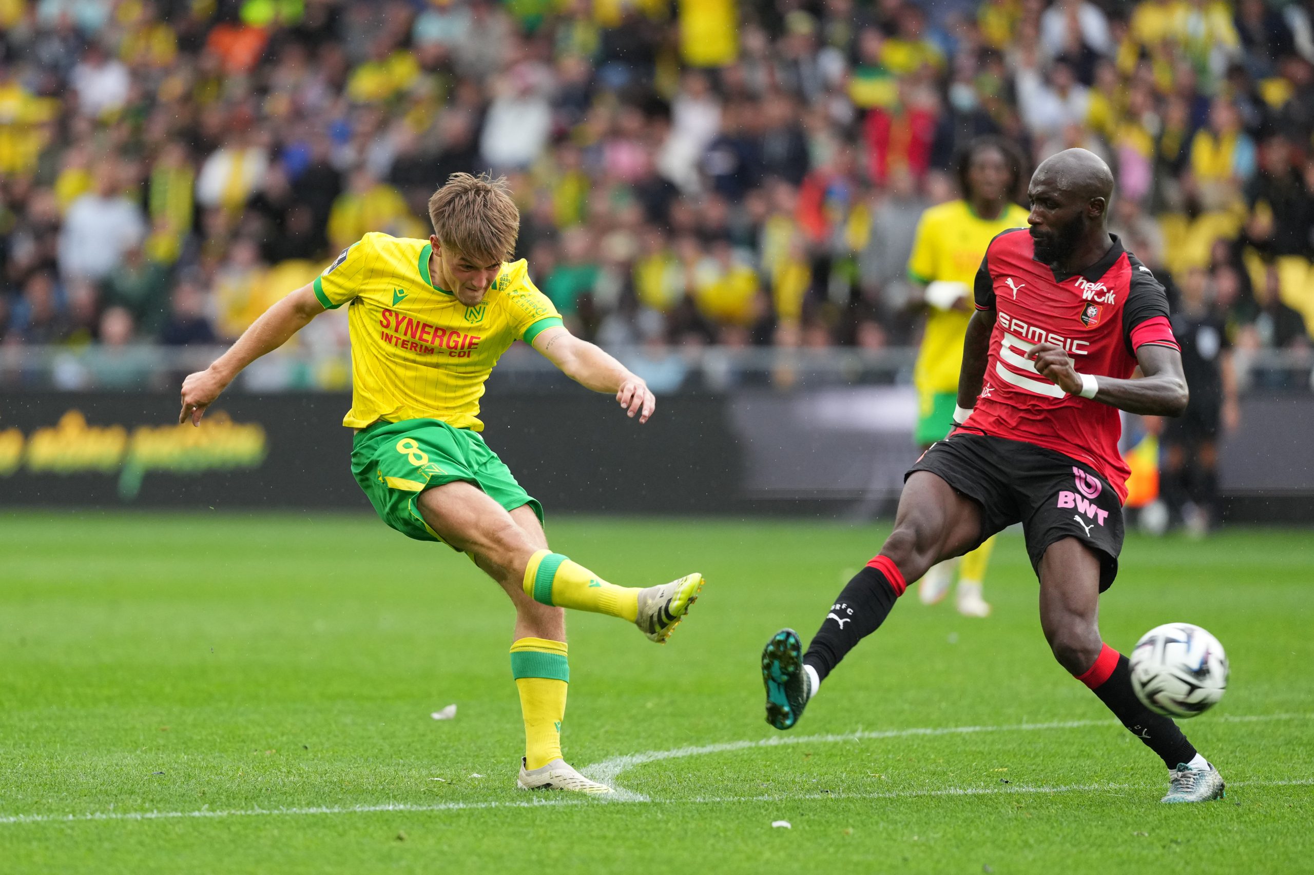 Seko Fofana tentant de contrer une frappe de Johann Lepenant lors de Nantes-Rennes (2-2).