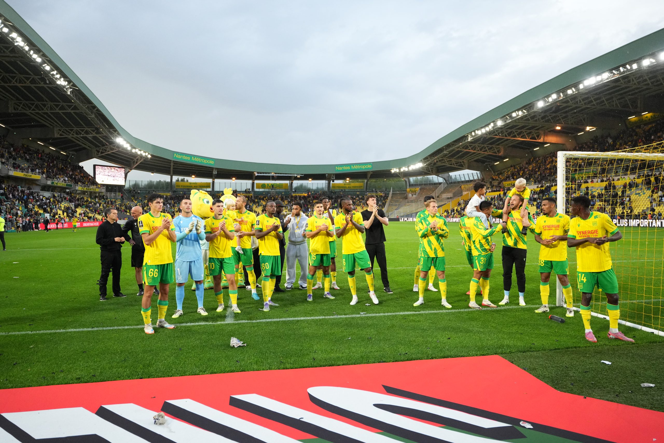 Les joueurs du FC Nantes célébrant leur nul contre Rennes.