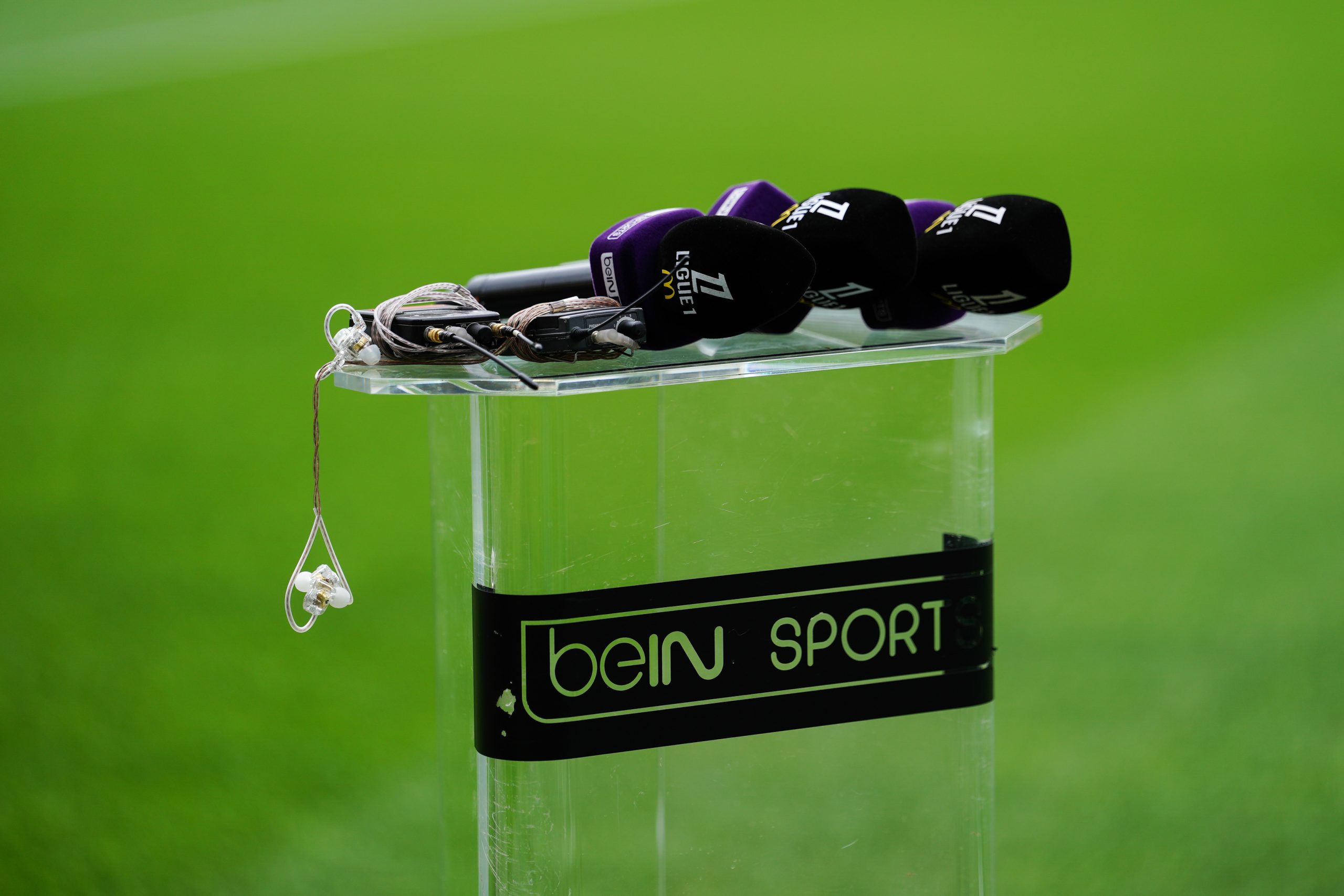 Des micros de beIN avant un match de Ligue 1.