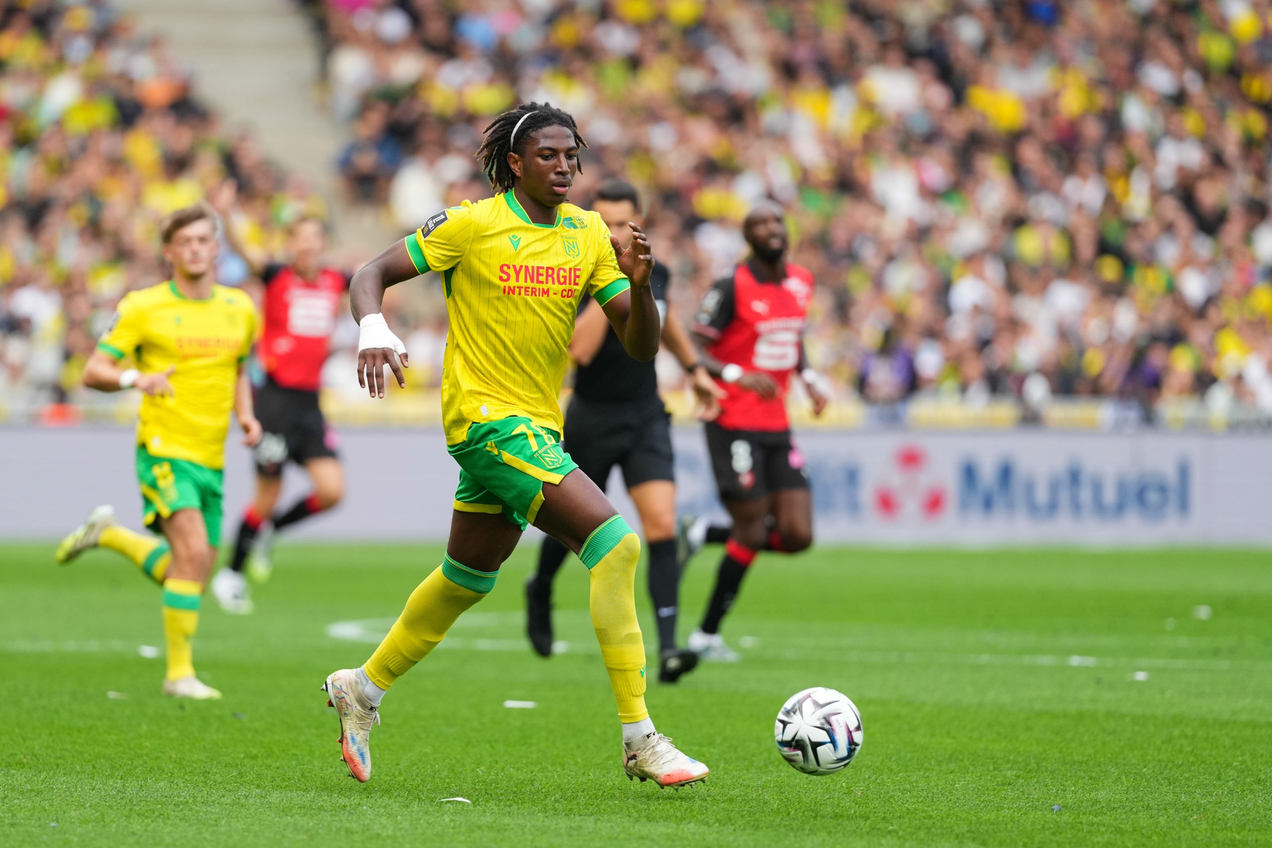 Tylel Tati remontant le ballon lors du derby entre le FC Nantes et le Stade Rennais.