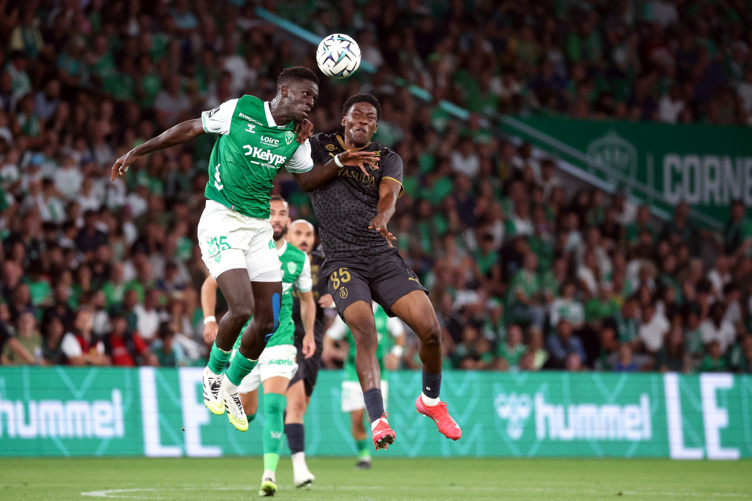Le défenseur de l'ASSE Chico Lamba devançant un adversaire guingampais dans un duel aérien.