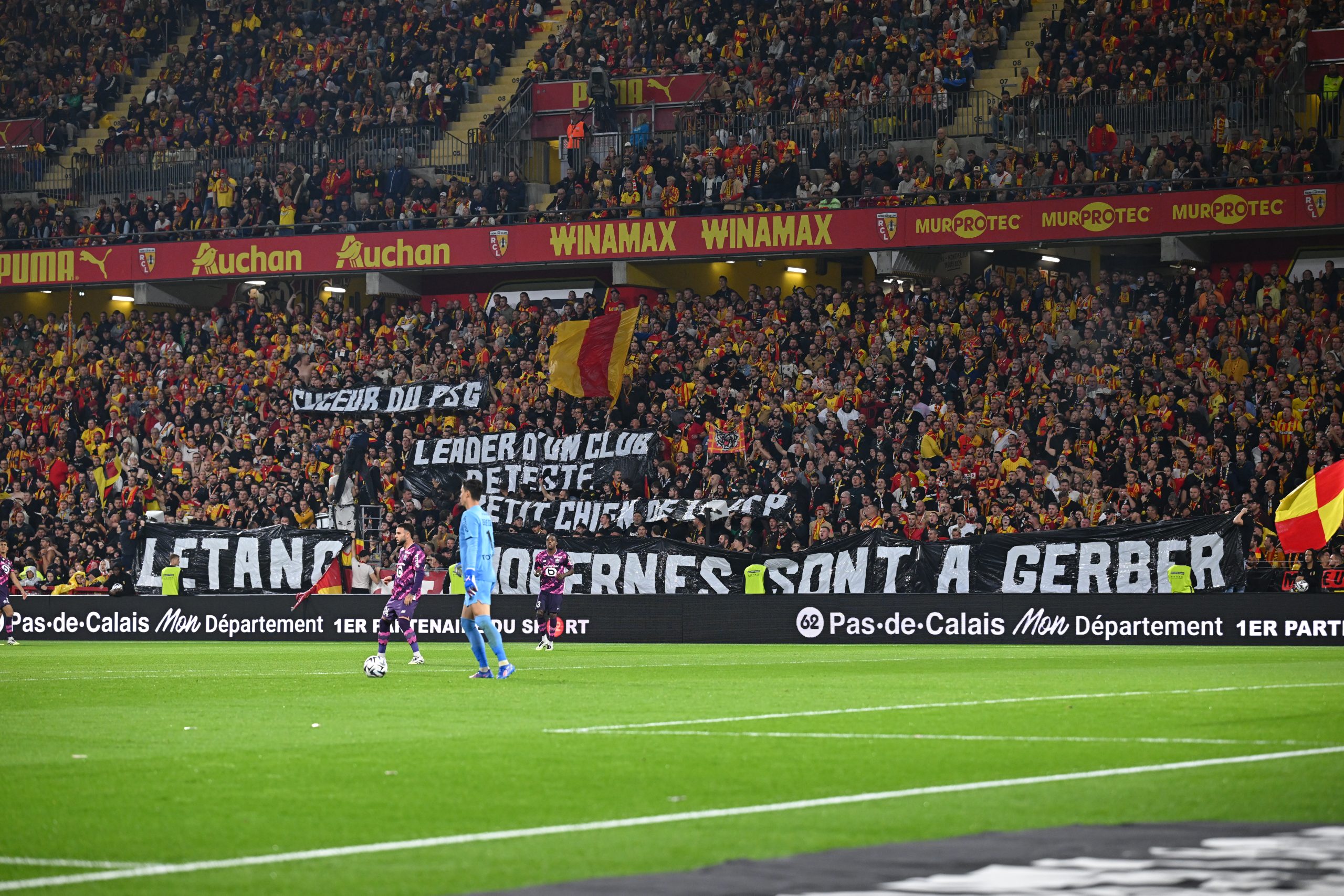 La banderole des supporters lensois à l'attention d'Olivier Létang pendant le derby.