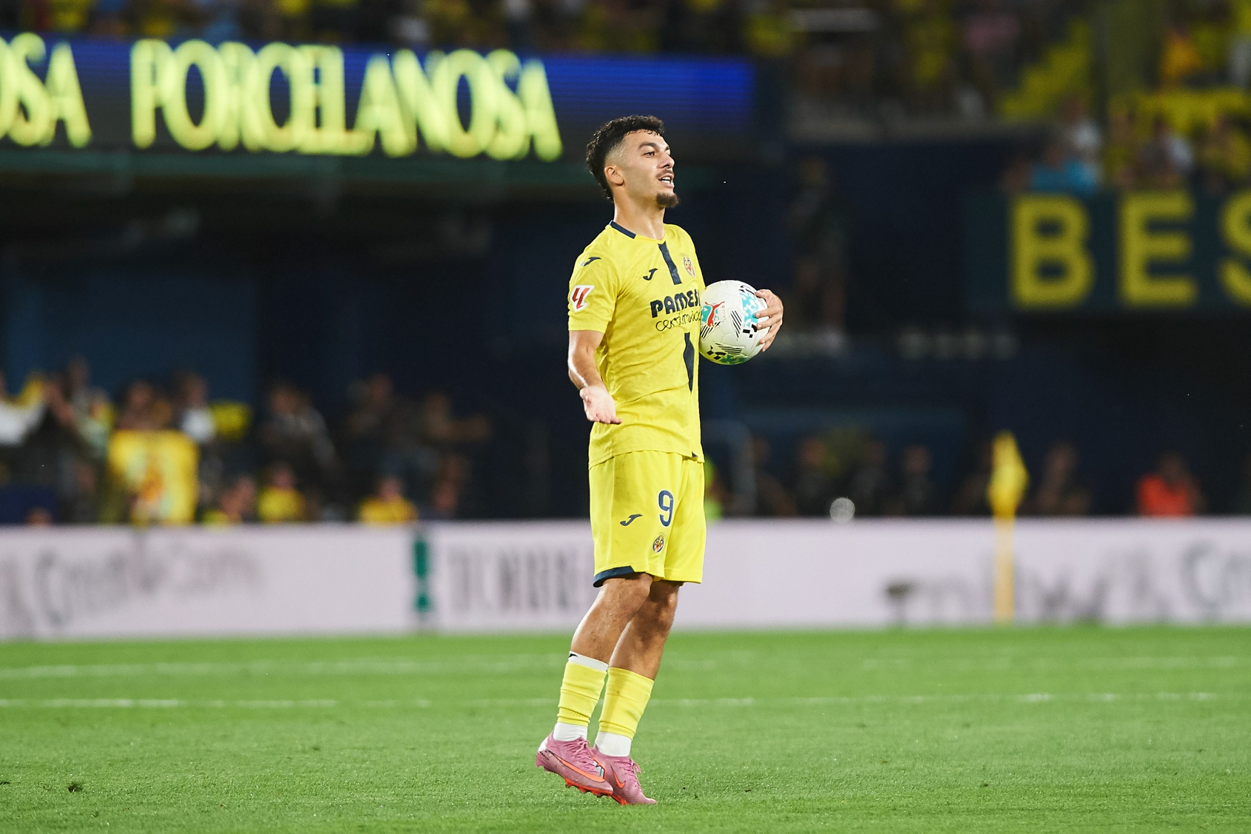 Georges Mikautadze célébrant son premier but avec Villarreal.