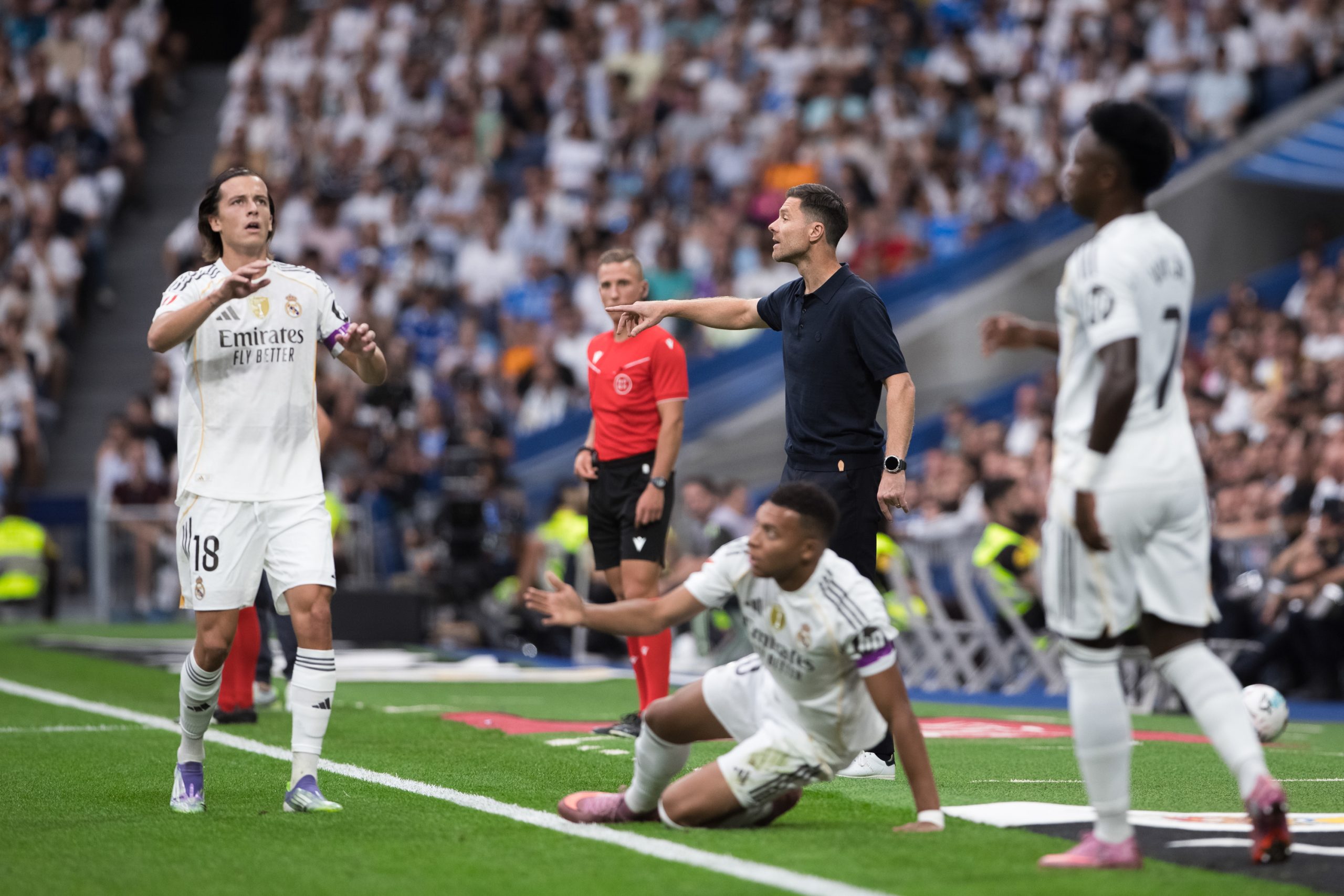 Xabi Alonso donnant ses consignes lors de Real Madrid-Espanyol Barcelone, avec Vinicius Jr au premier plan.