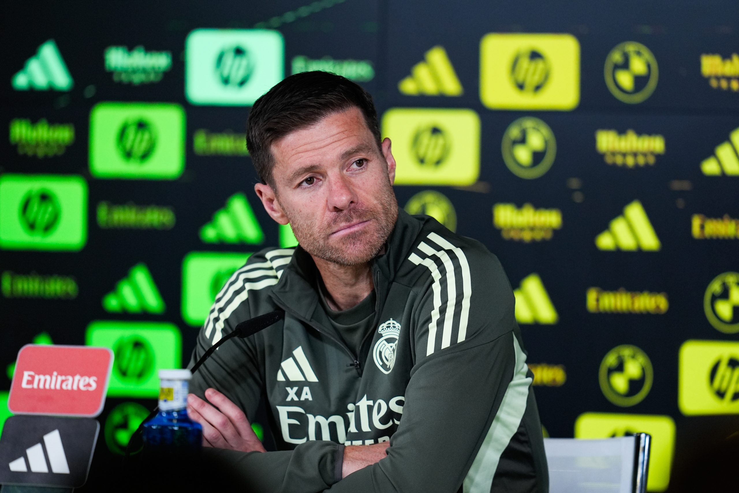 L'entraîneur du Real Madrid, Xabi Alonso, lors d'une conférence de presse.