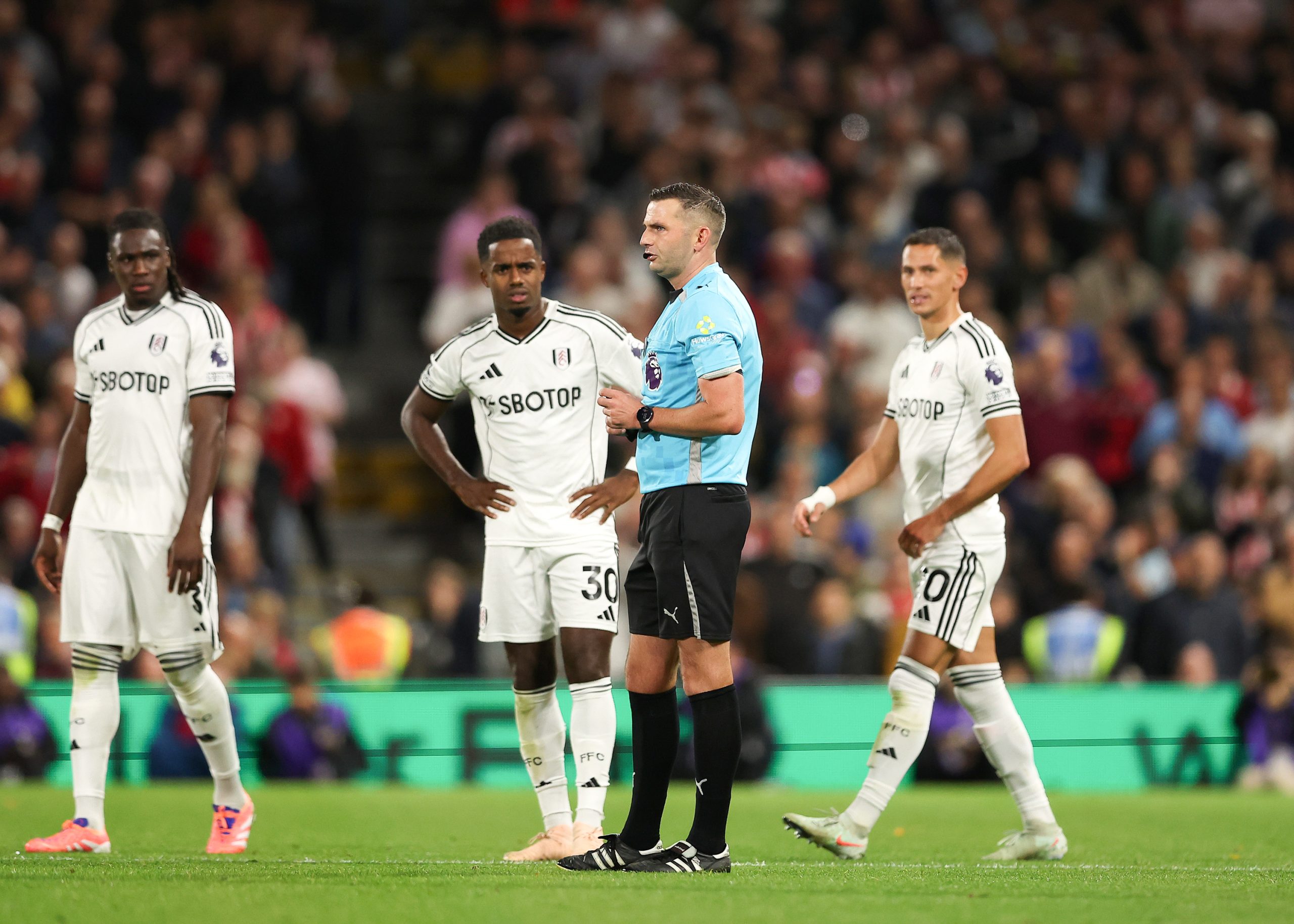 L'arbitre anglais Michael Oliver lors d'un match de Premier League à Fulham.