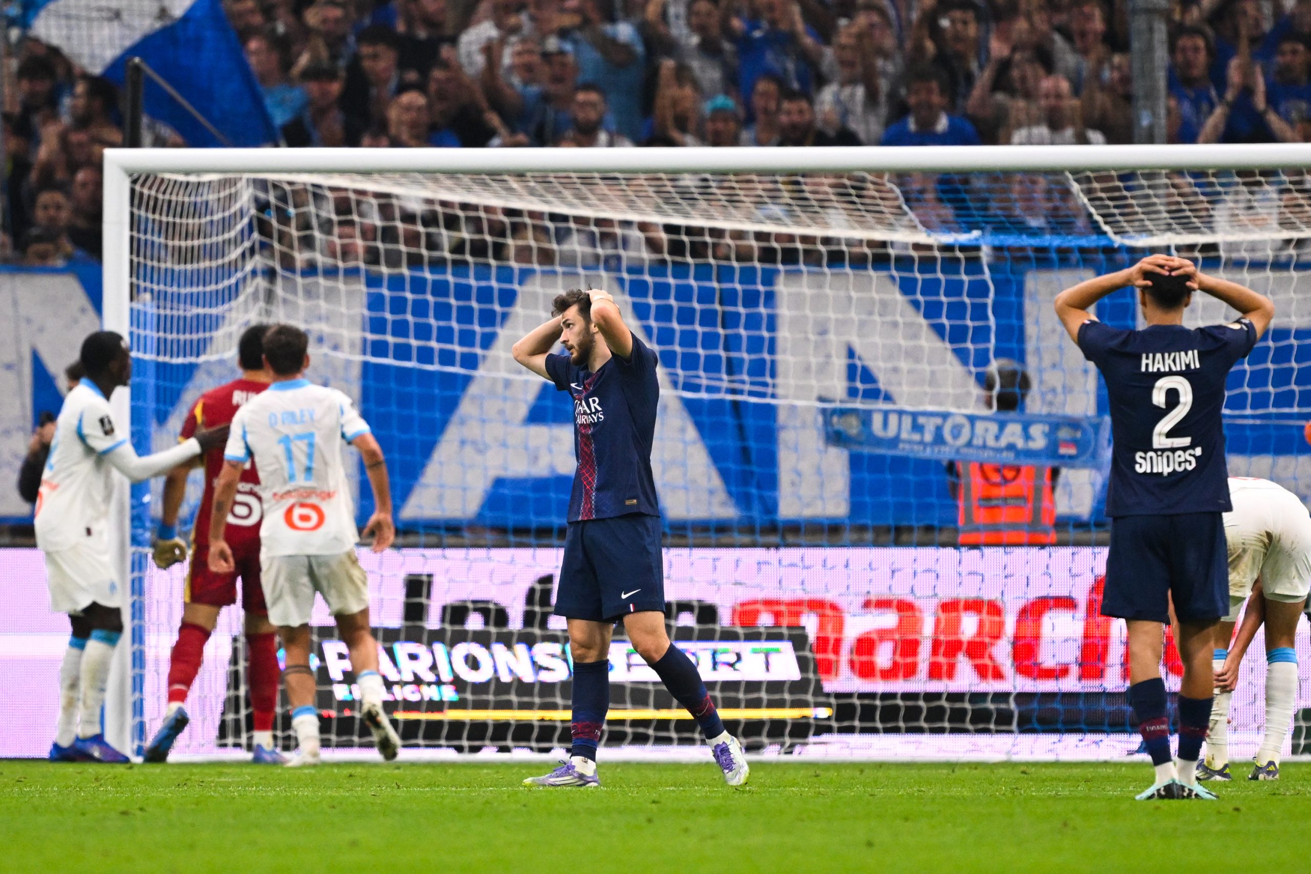 La déception des joueurs du PSG lors de leur défaite au Vélodrome.