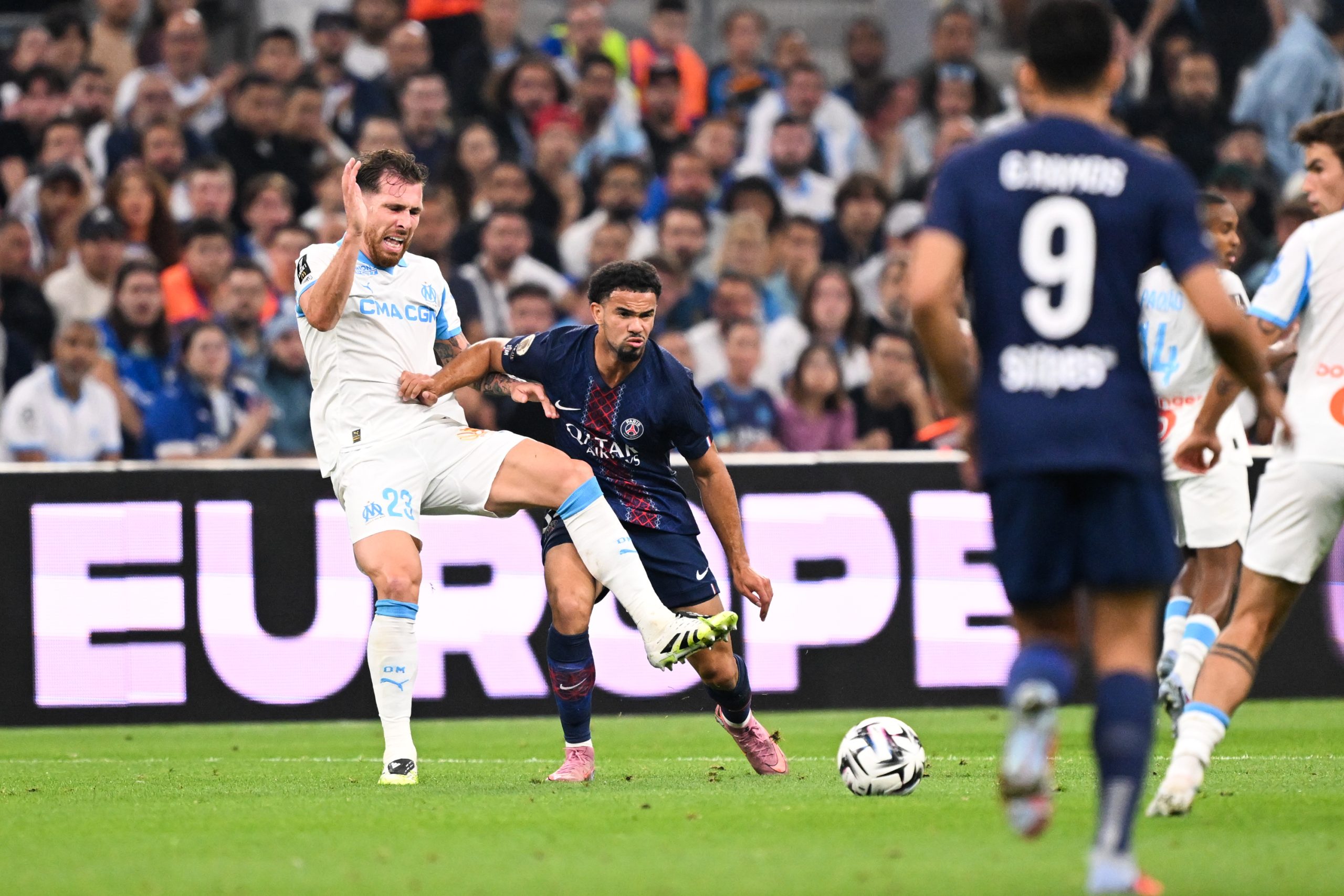 Pierre-Emile Hojbjerg à la lutte avec Warren Zaïre-Emery lors d'OM-PSG.