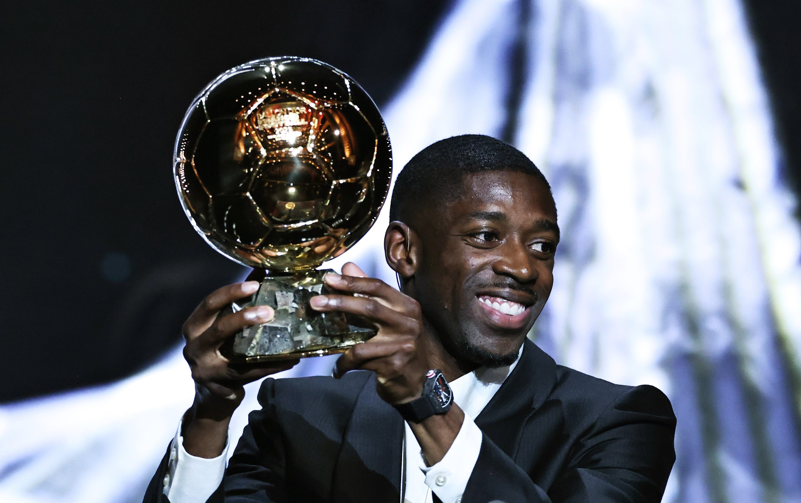 Ousmane Dembélé brandissant son Ballon d'Or, lundi 22 septembre à Paris.