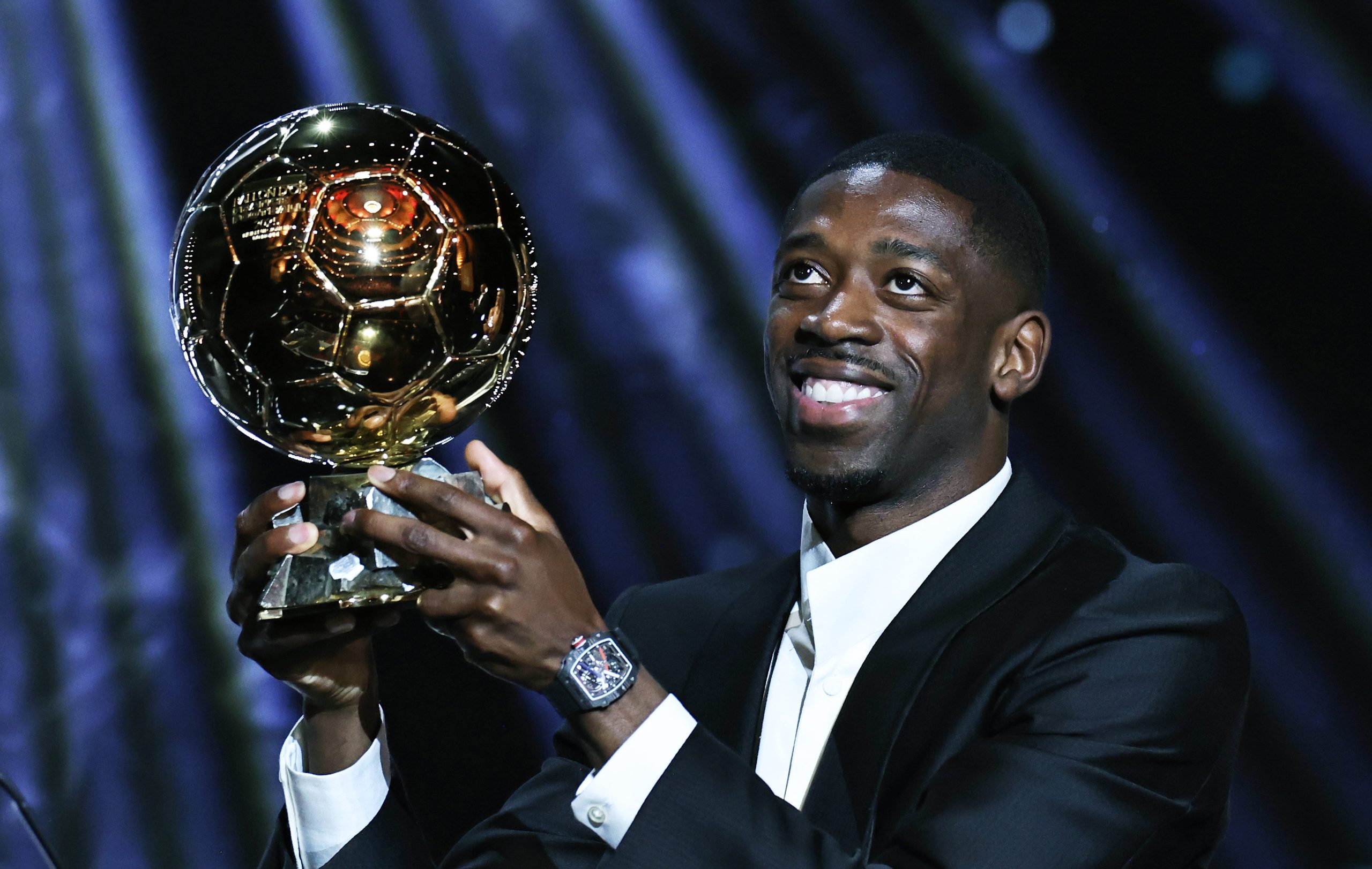 Ousmane Dembélé brandissant le Ballon d'Or 2025.