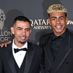 Betis Séville – FC Barcelone : provocations,  doigts d&rsquo;honneur et expulsion… le père de Lamine Yamal s&rsquo;est fait remarquer en tribunes (vidéo)