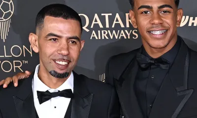 Betis Séville – FC Barcelone : provocations,  doigts d&rsquo;honneur et expulsion… le père de Lamine Yamal s&rsquo;est fait remarquer en tribunes (vidéo)