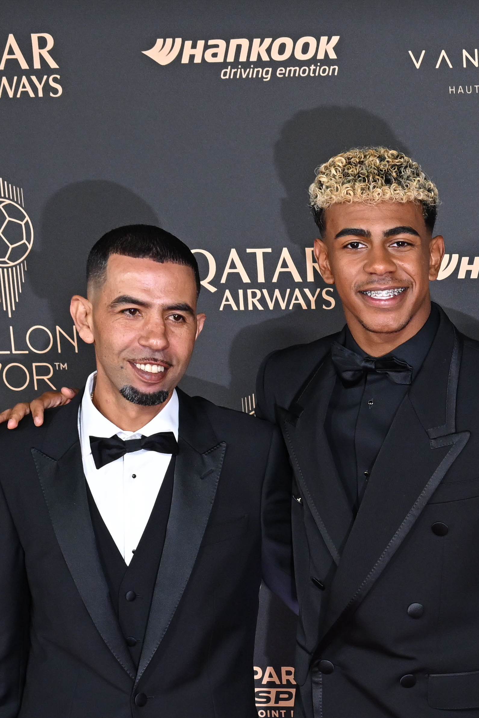 Betis Séville – FC Barcelone : provocations,  doigts d'honneur et expulsion… le père de Lamine Yamal s'est fait remarquer en tribunes (vidéo)