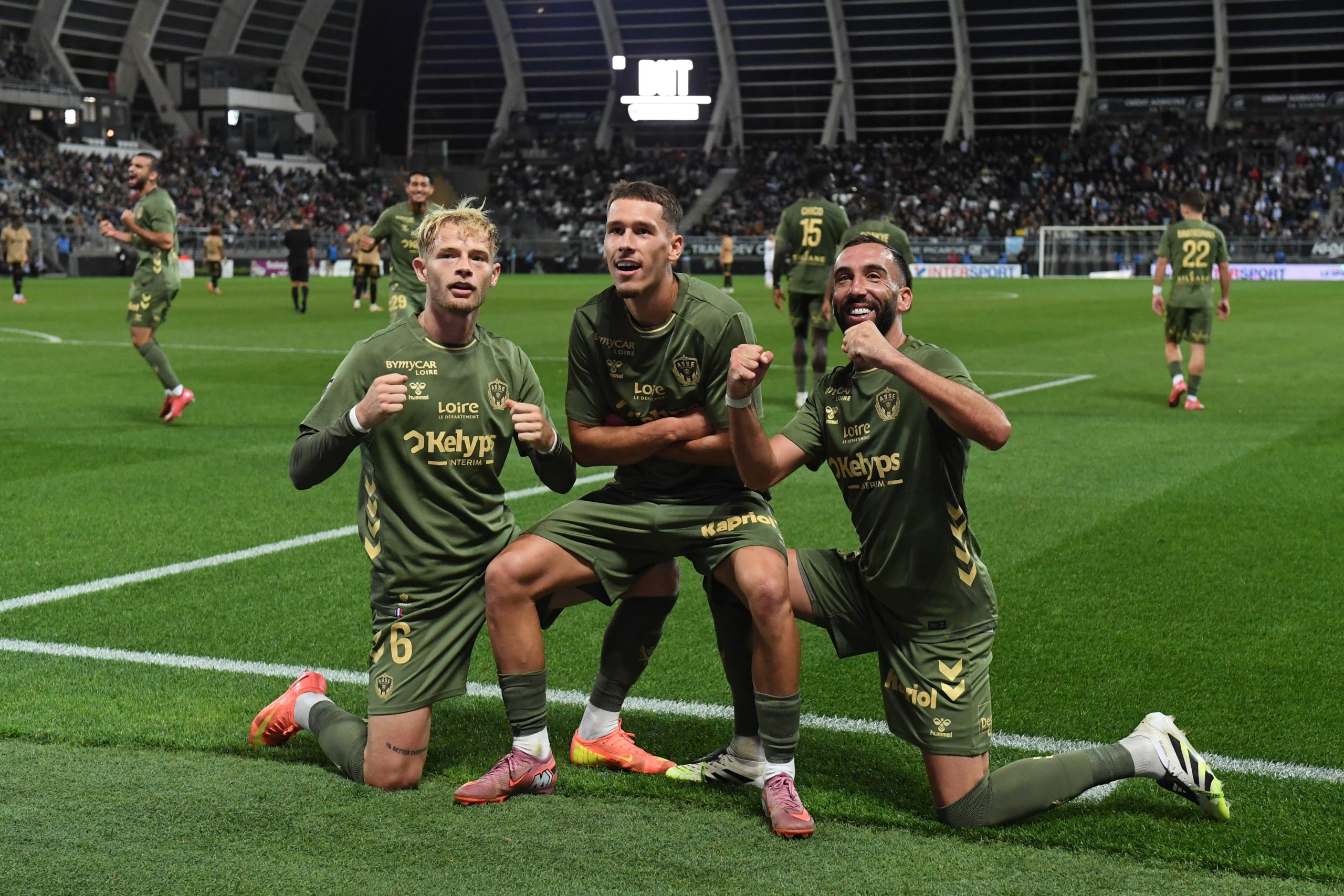 Lucas Stassin célébrant son but à Amiens avec ses coéquipiers.