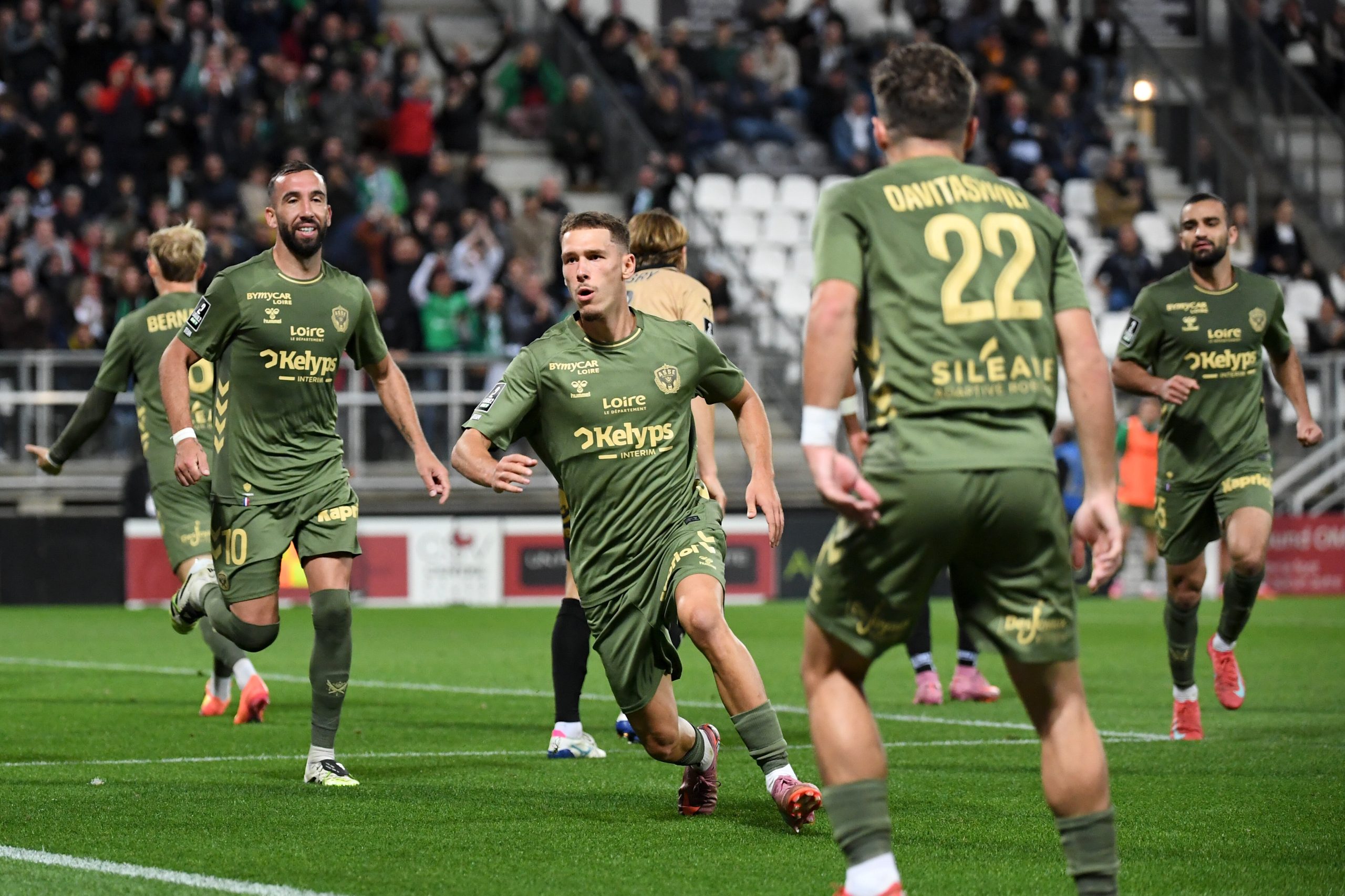 Lucas Stassin célébrant avec ses partenaires après son but à Amiens.