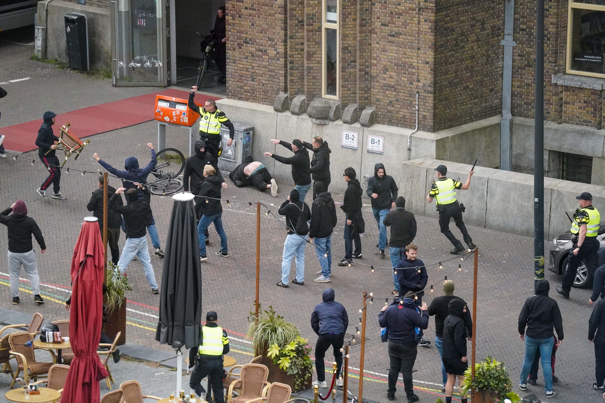 Scène d'affrontements entre supporters de l'OL et du FC Utrecht.