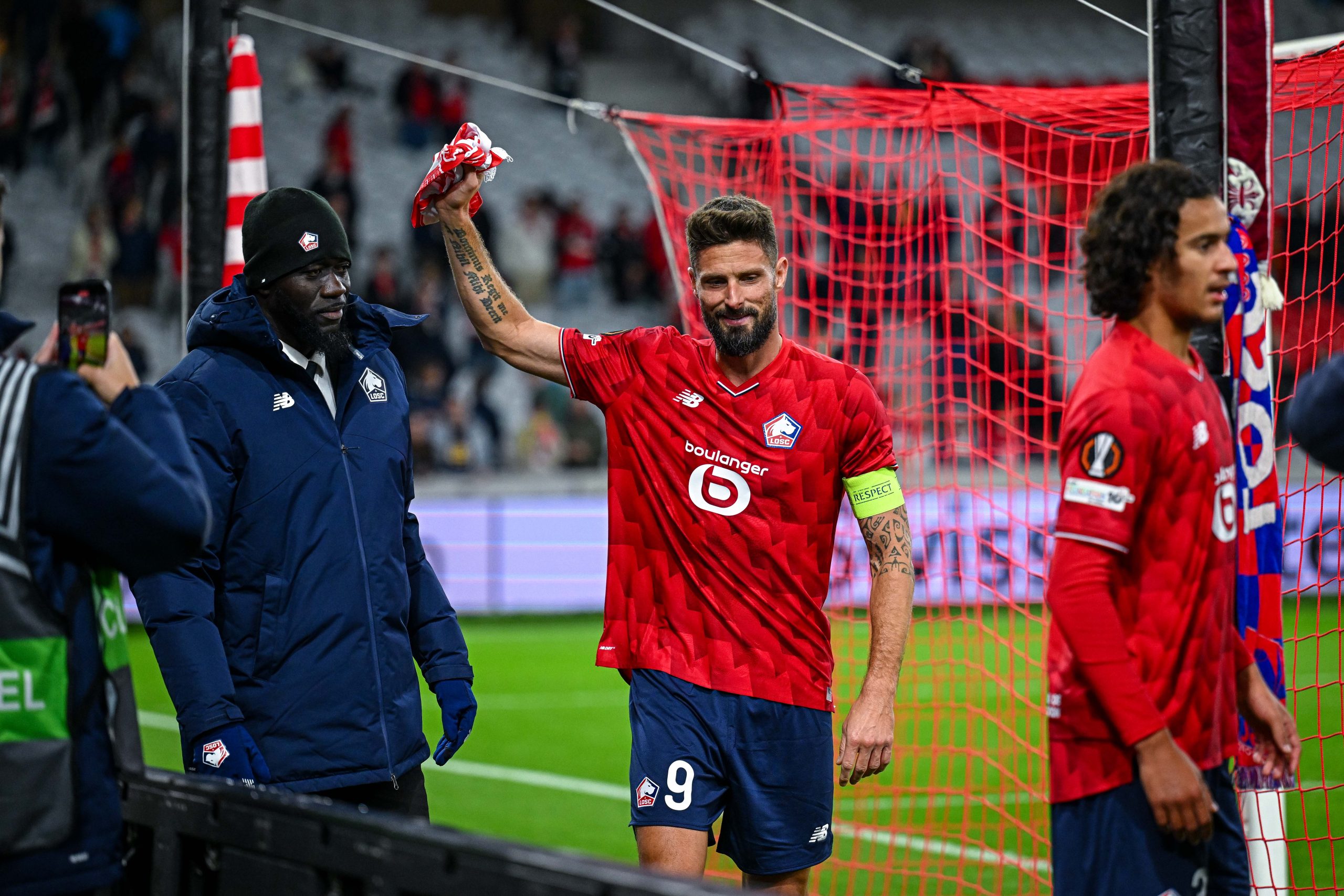 Olivier Giroud saluant les supporters après la victoire du LOSC sur Brann Bergen.