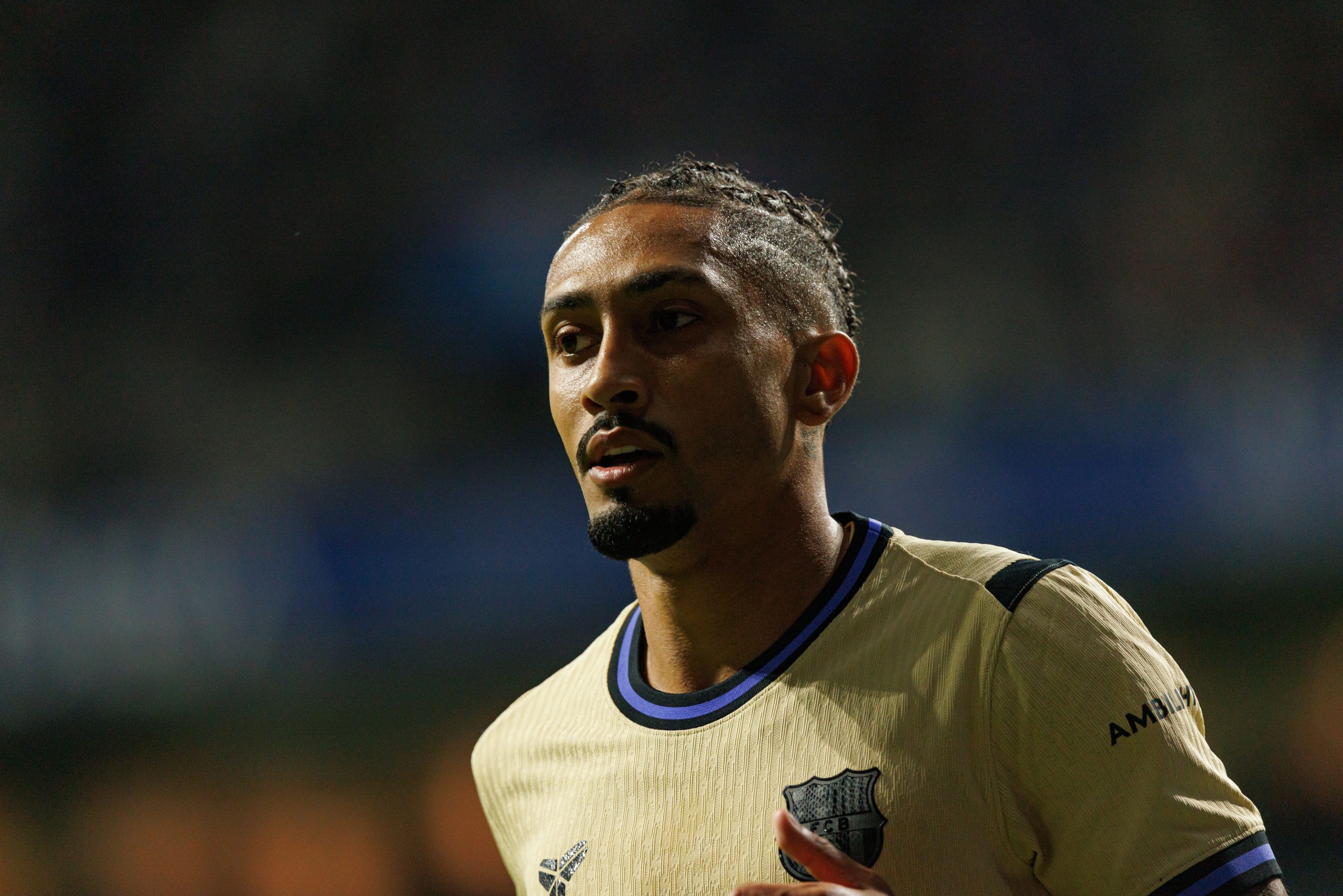 Raphinha lors du match du FC Barcelone sur la pelouse d'Oviedo.