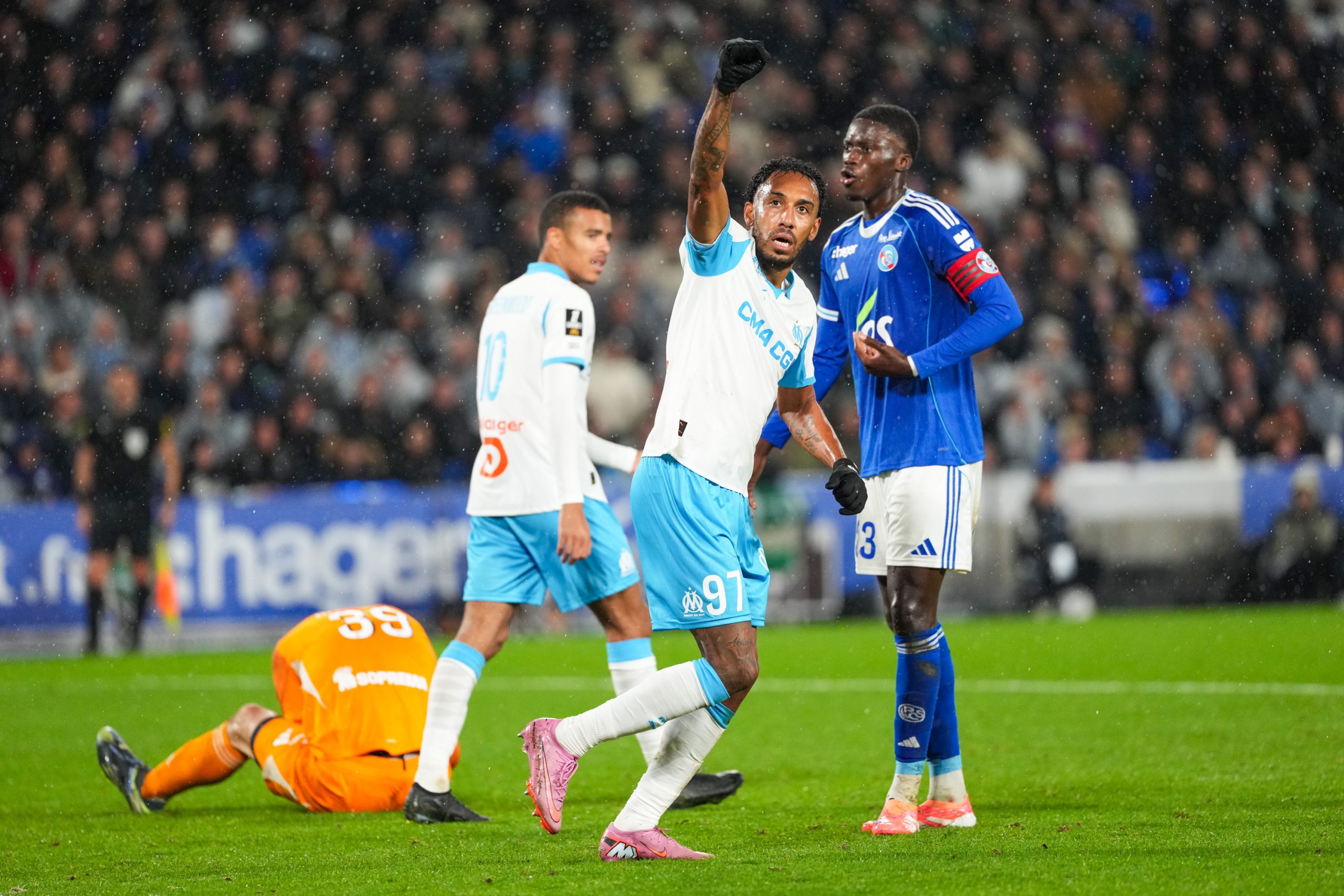 L'OM renverse Strasbourg et prend provisoirement la tête de la Ligue 1