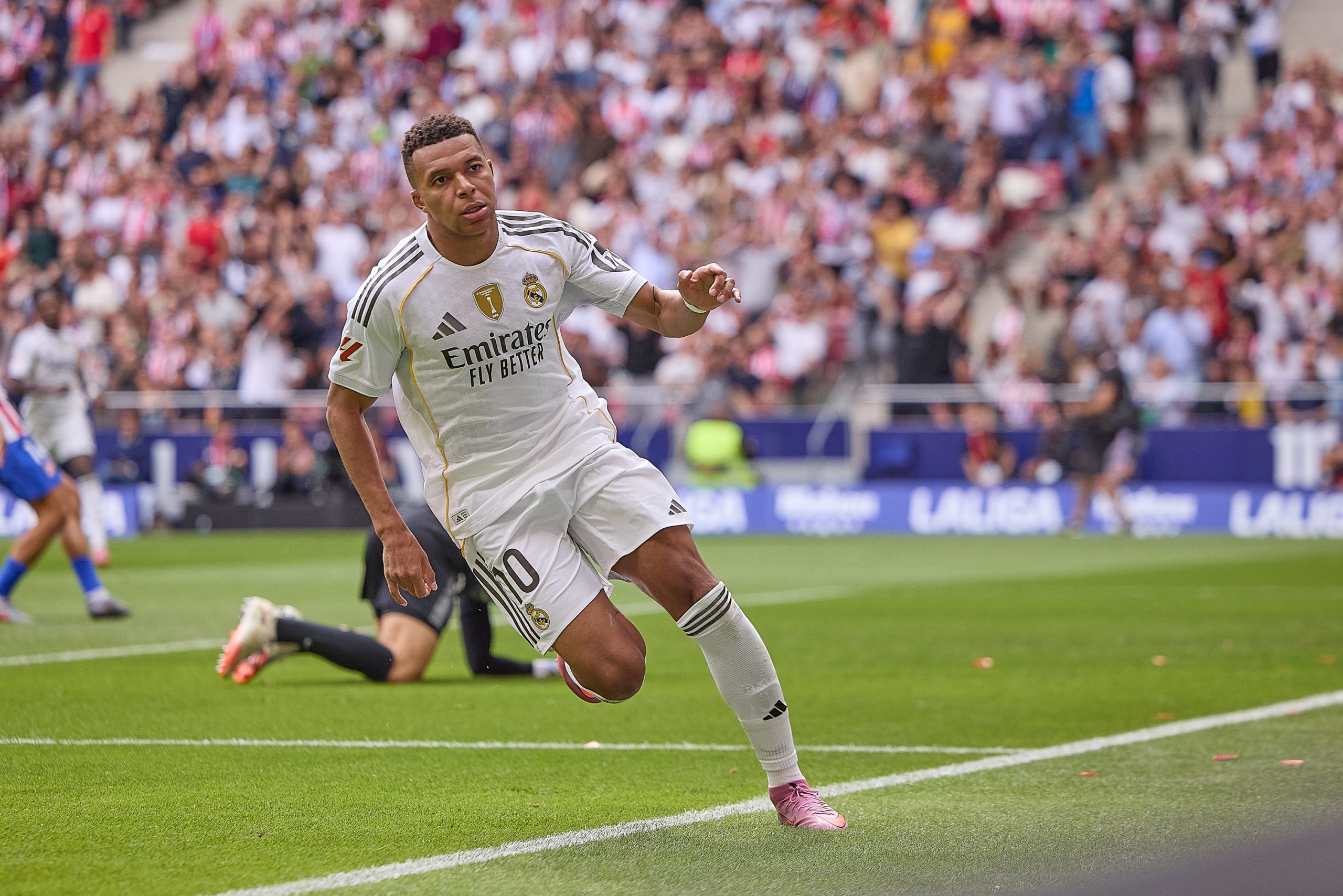 Kylian Mbappé célébrant son but avec le Real Madrid sur la pelouse de l'Atlético.