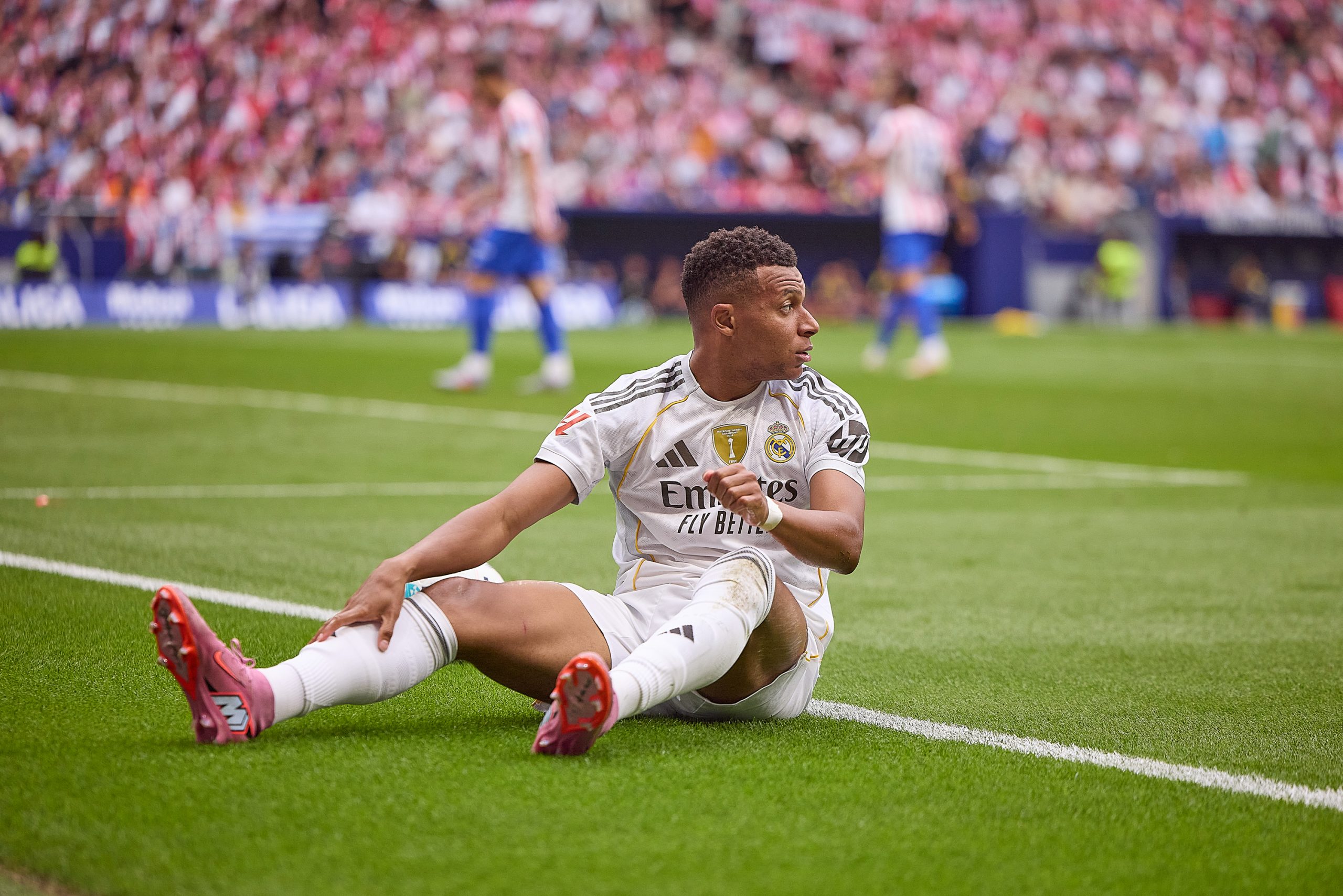 Kylian Mbappé à terre lors du derby entre l'Atlético et le Real.